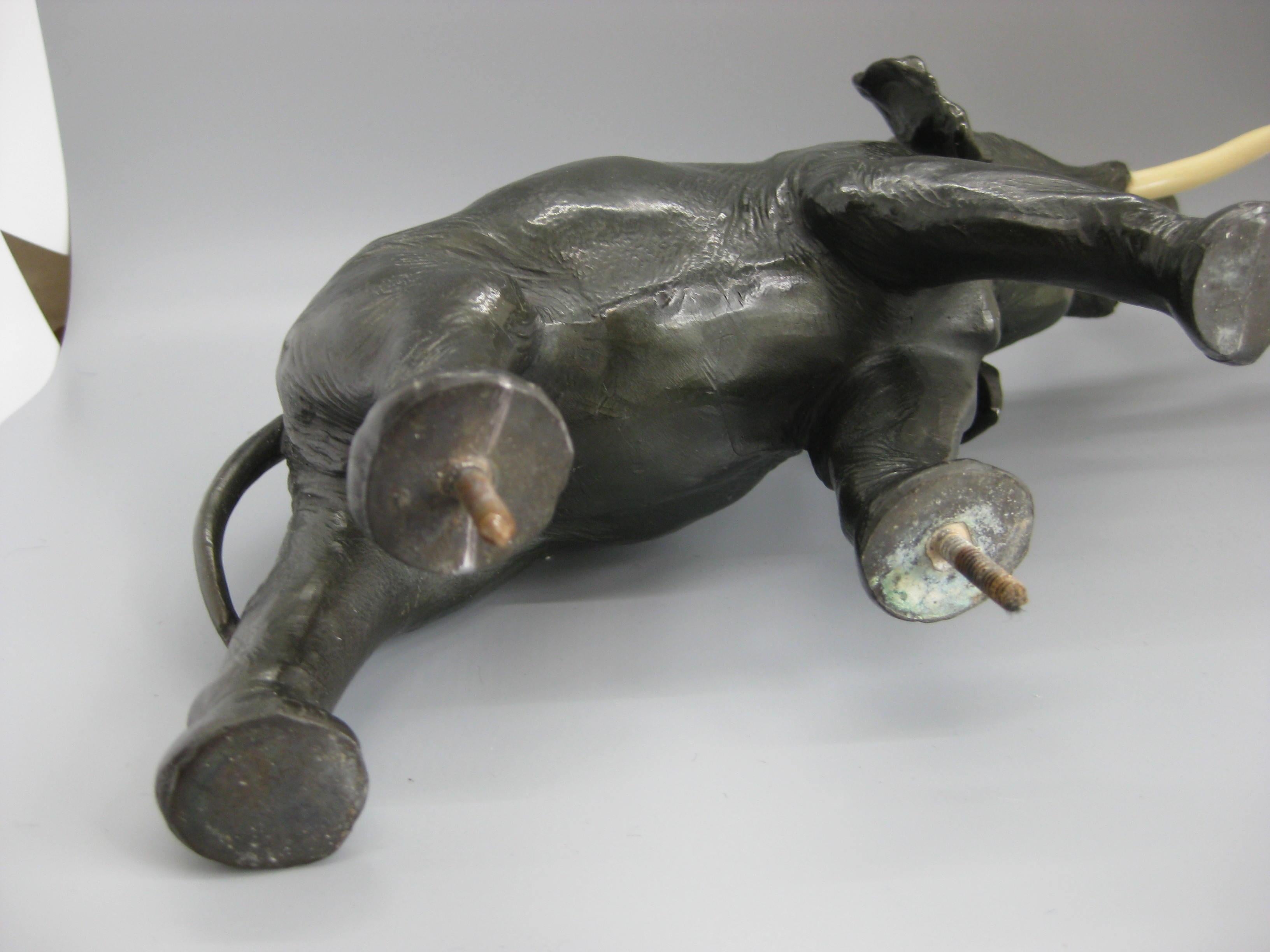 Sculpture ancienne d'éléphant figurative en bronze moulé sur socle en marbre en vente 6
