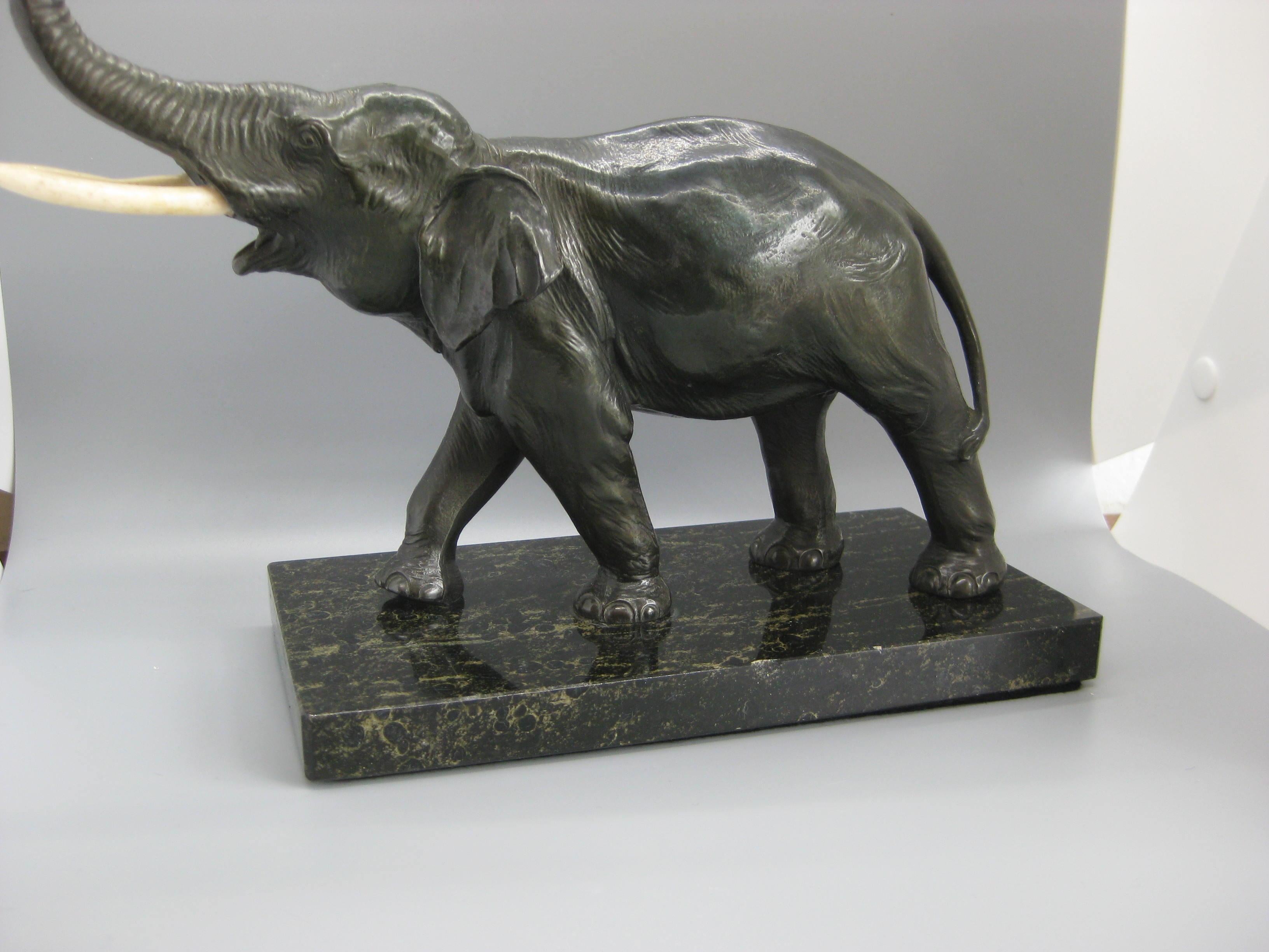 Antike Elefantenfigurenstatuenskulptur aus Bronzeguss auf Marmorsockel im Zustand „Gut“ im Angebot in San Diego, CA