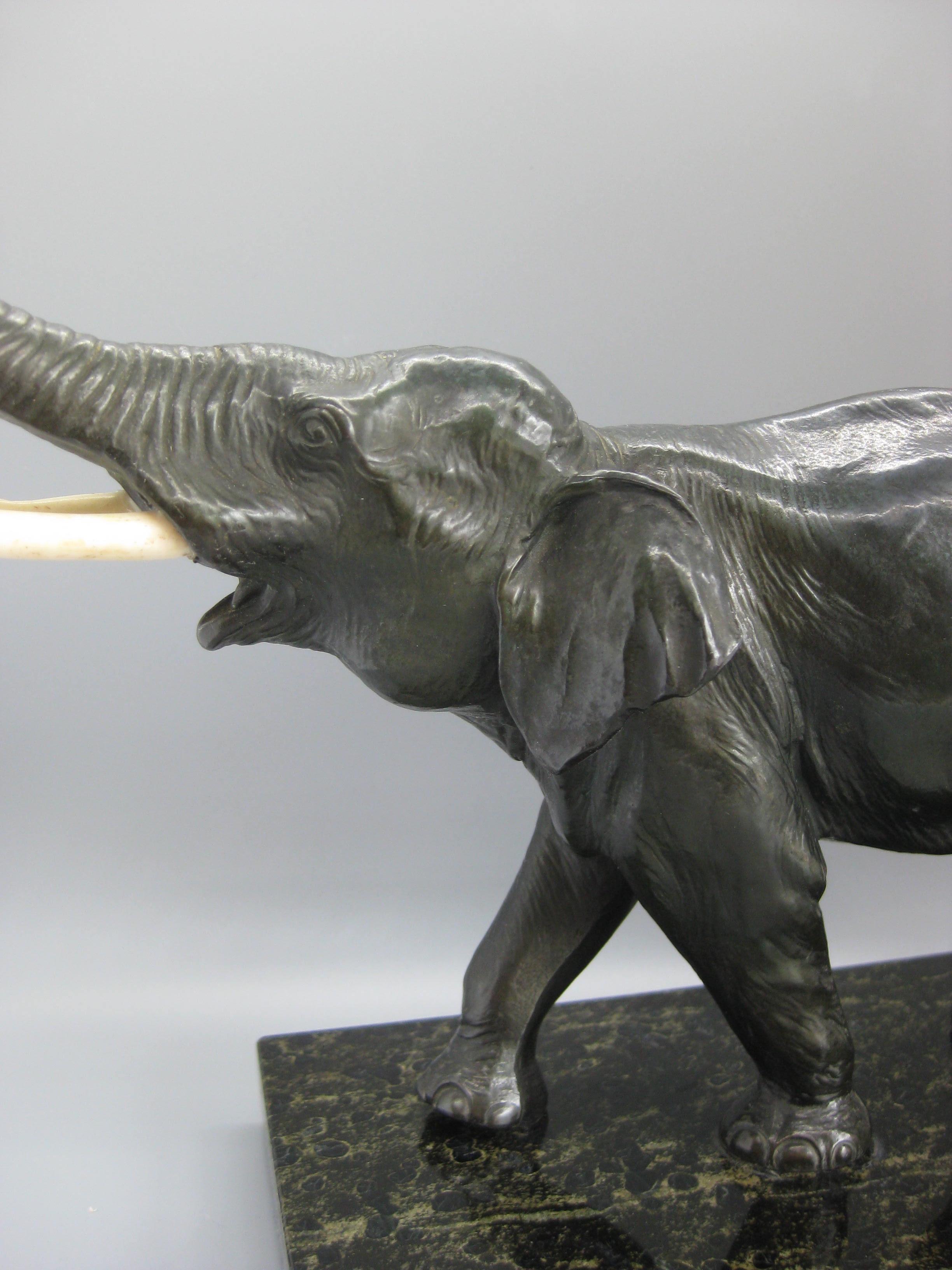 20ième siècle Sculpture ancienne d'éléphant figurative en bronze moulé sur socle en marbre en vente