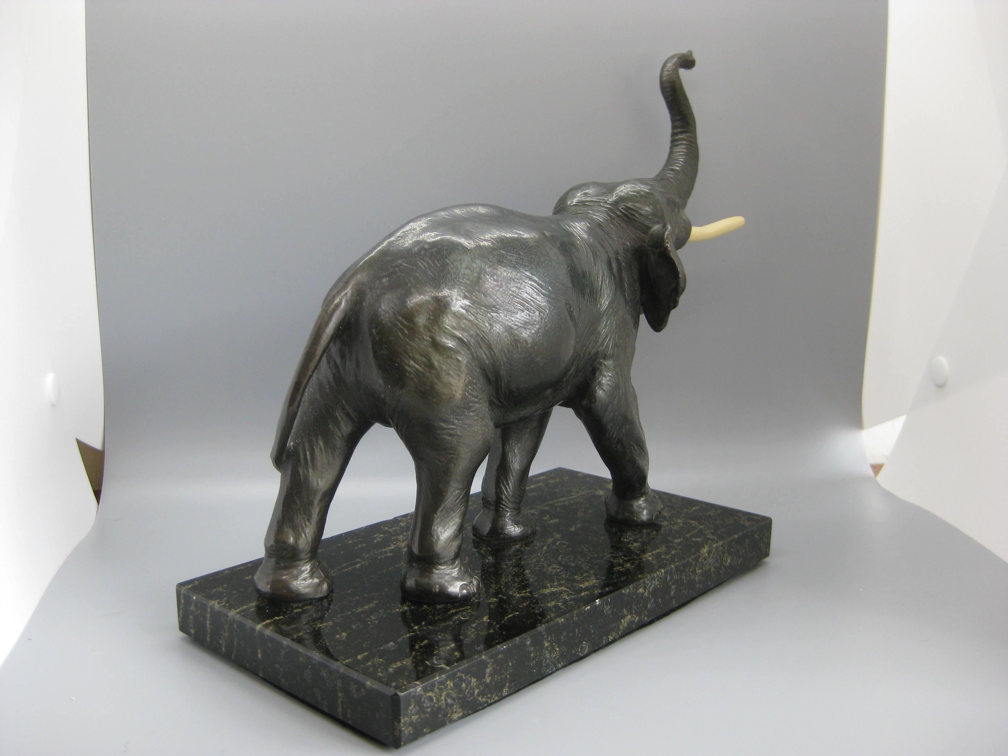 Sculpture ancienne d'éléphant figurative en bronze moulé sur socle en marbre en vente 1