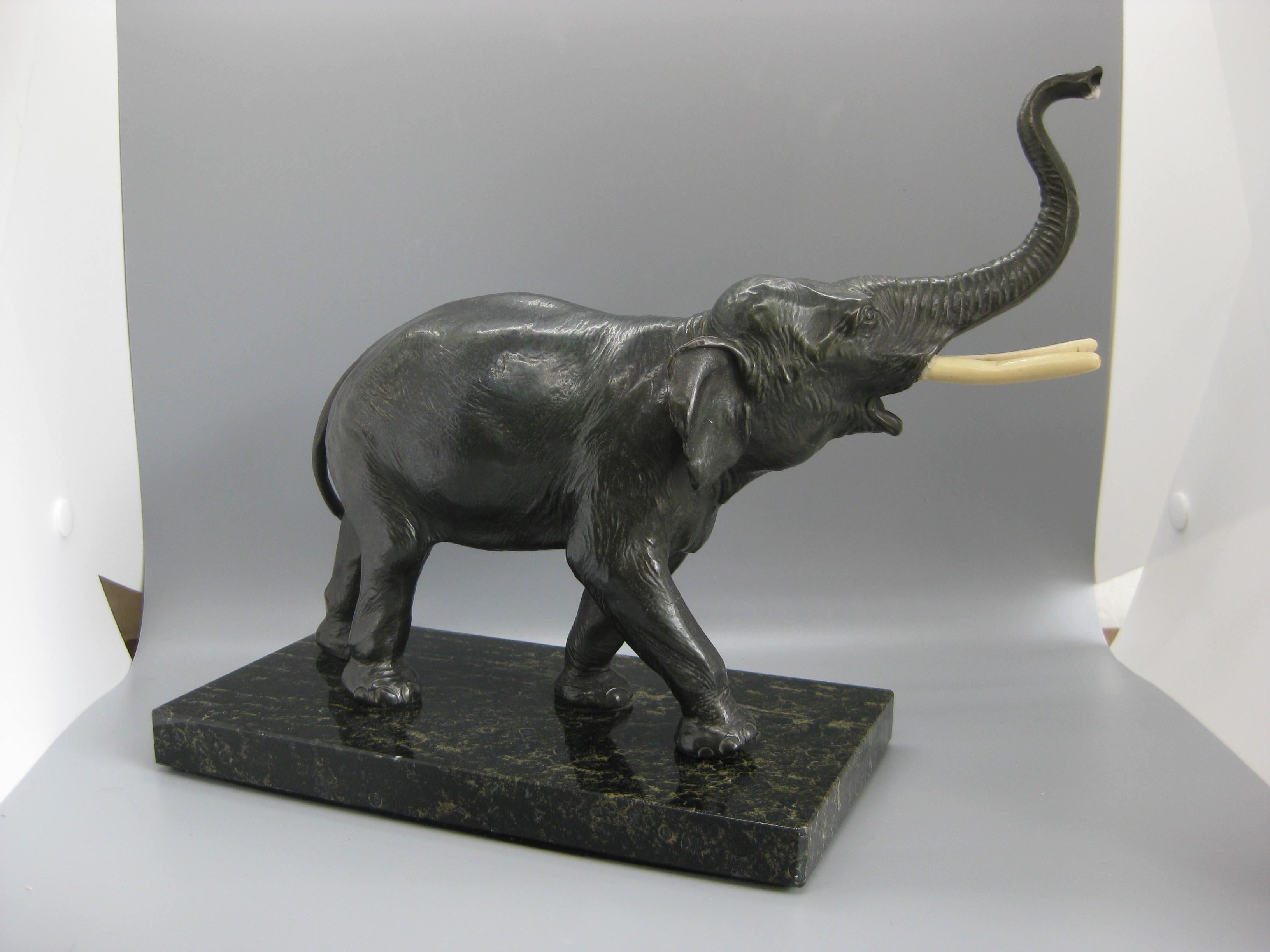 Sculpture ancienne d'éléphant figurative en bronze moulé sur socle en marbre en vente 2