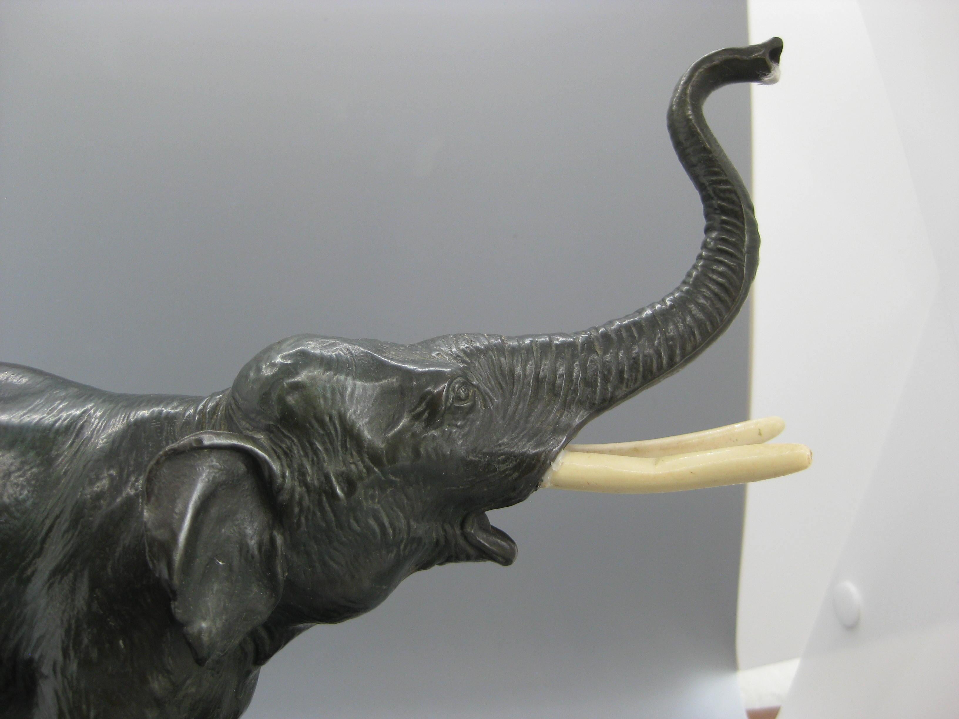 Sculpture ancienne d'éléphant figurative en bronze moulé sur socle en marbre en vente 4