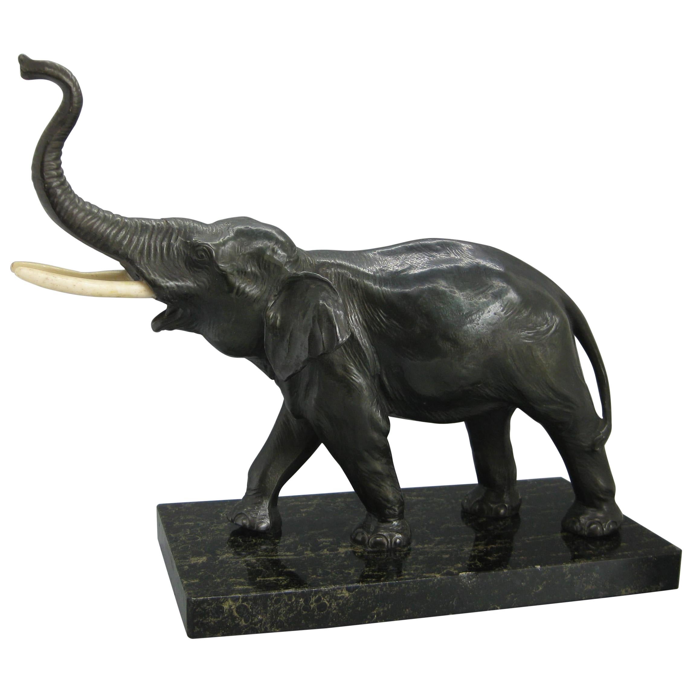Sculpture ancienne d'éléphant figurative en bronze moulé sur socle en marbre