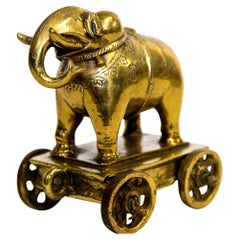 Jouet de temple éléphant en bronze moulé ancien sur roues