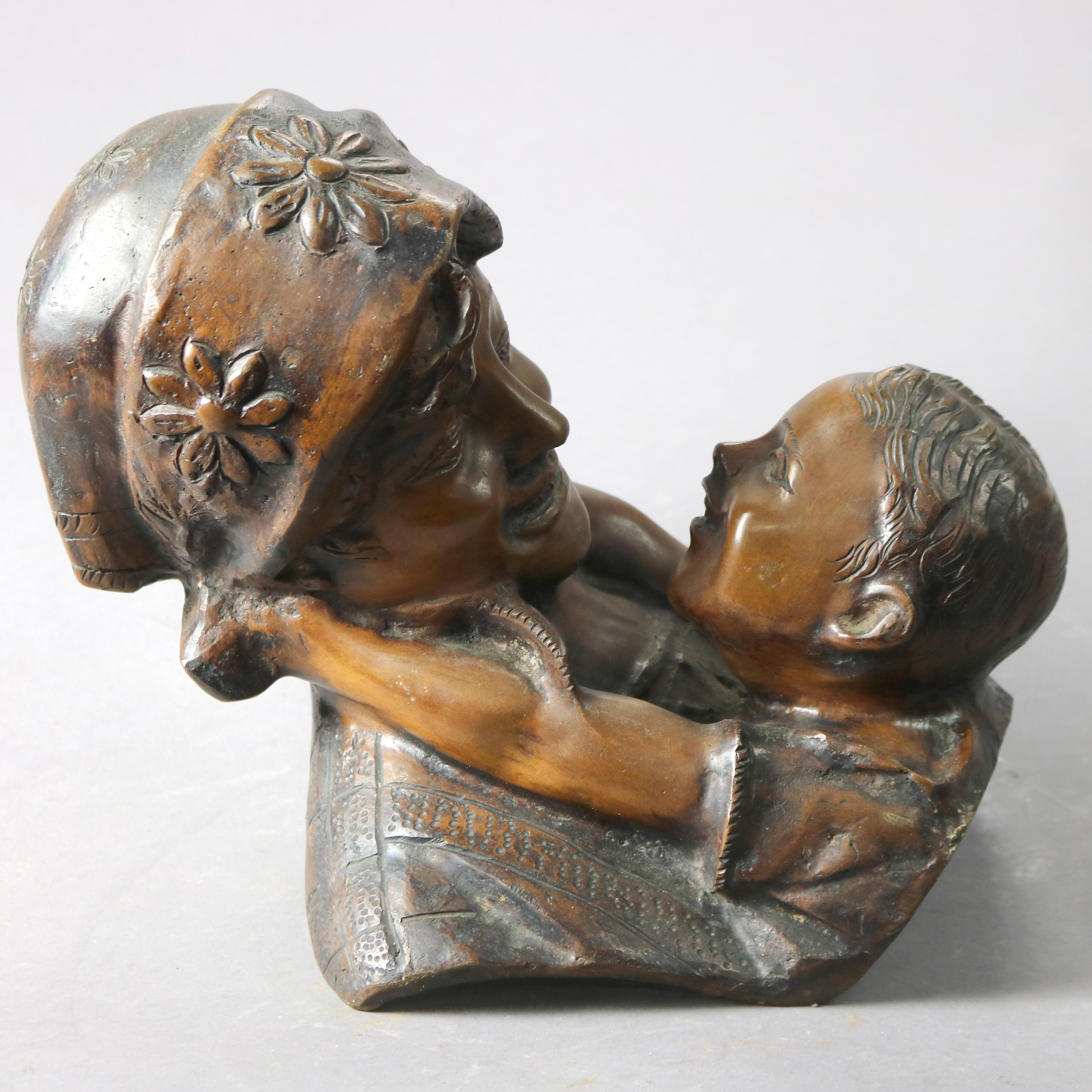 Une sculpture ancienne offre un buste en bronze coulé d'une mère et de son enfant, vers 1900.

Dimensions - 13,5 