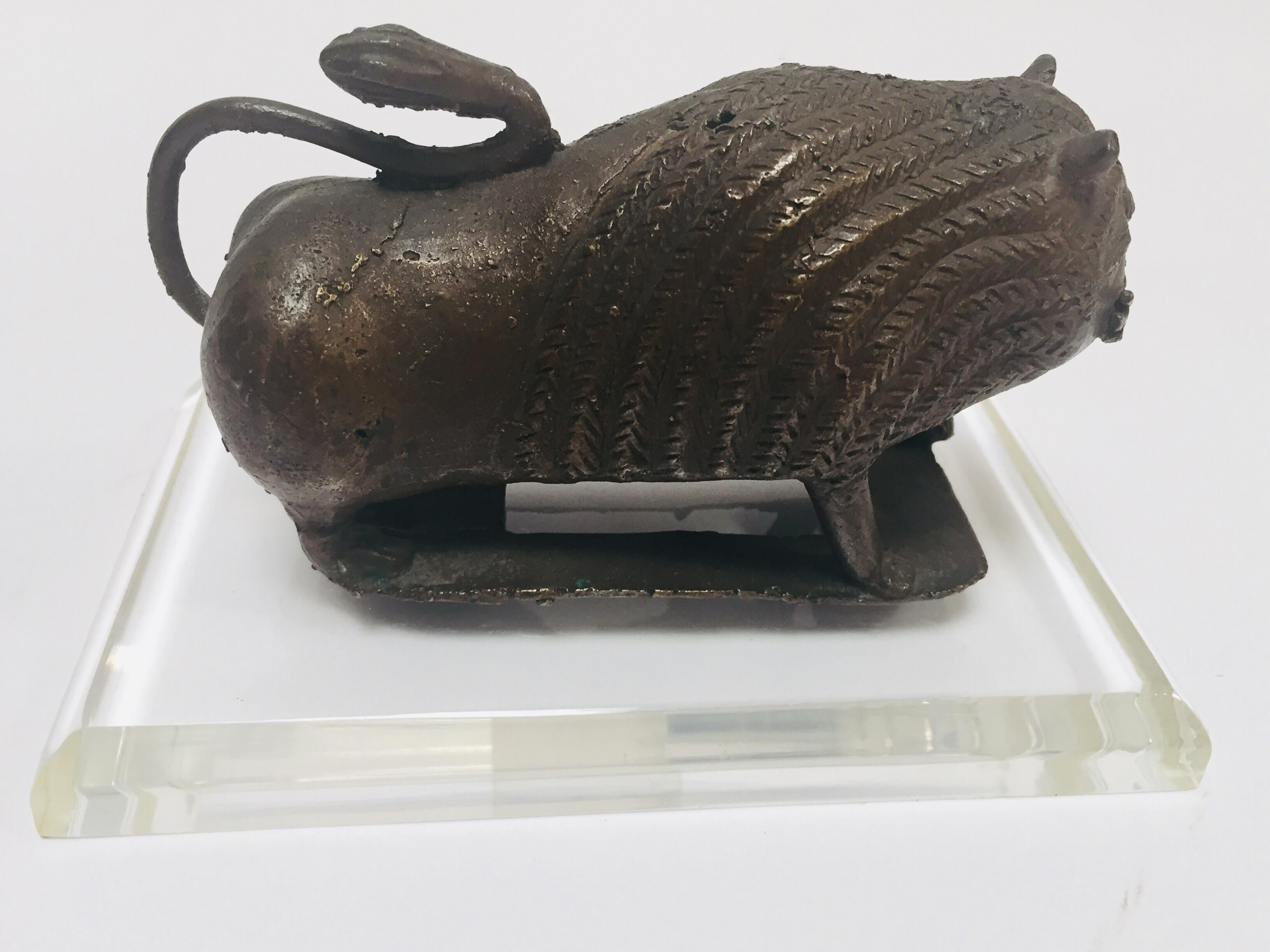 Bronze ancien coulé représentant une bête mythique de lion en vente 4