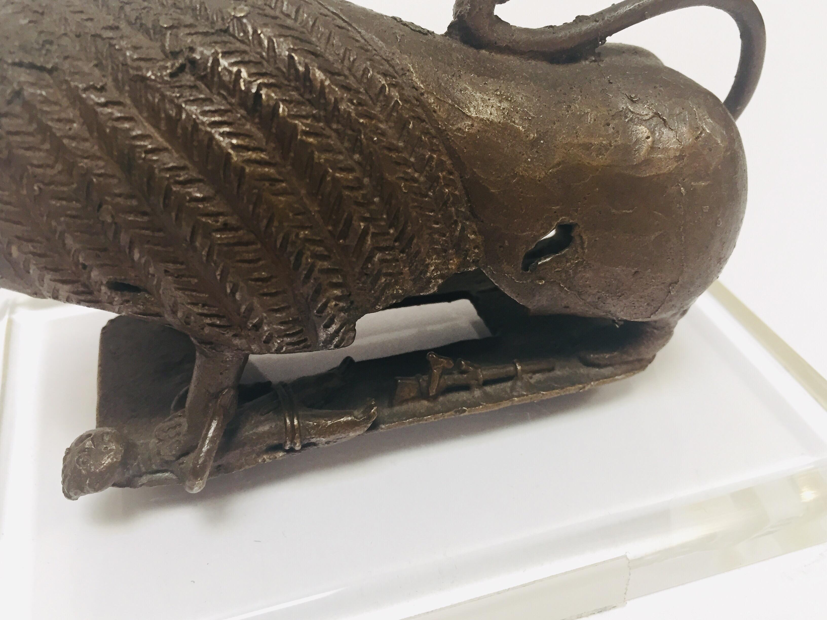 Bronze ancien coulé représentant une bête mythique de lion en vente 8