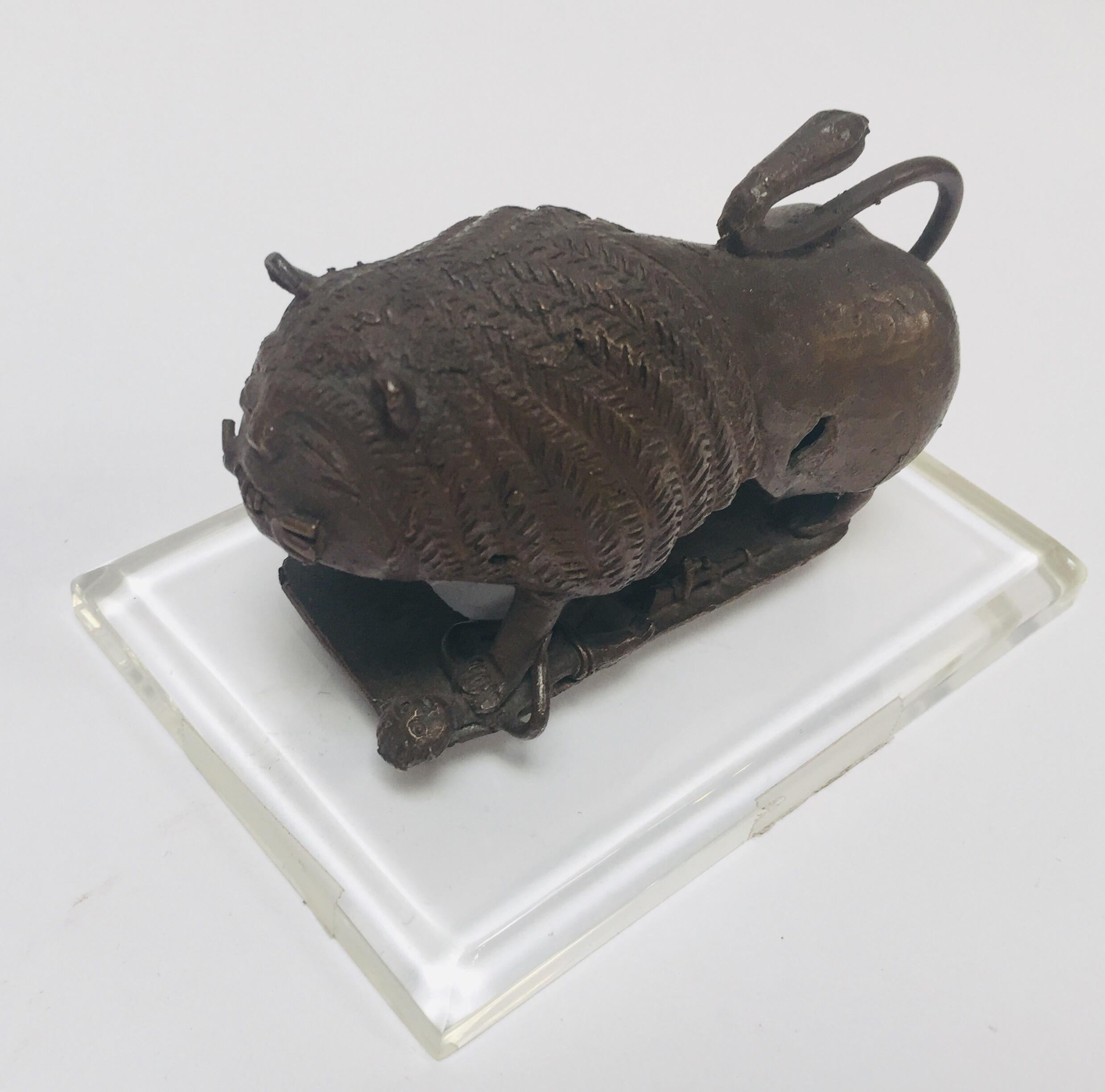 Artisanat Bronze ancien coulé représentant une bête mythique de lion en vente