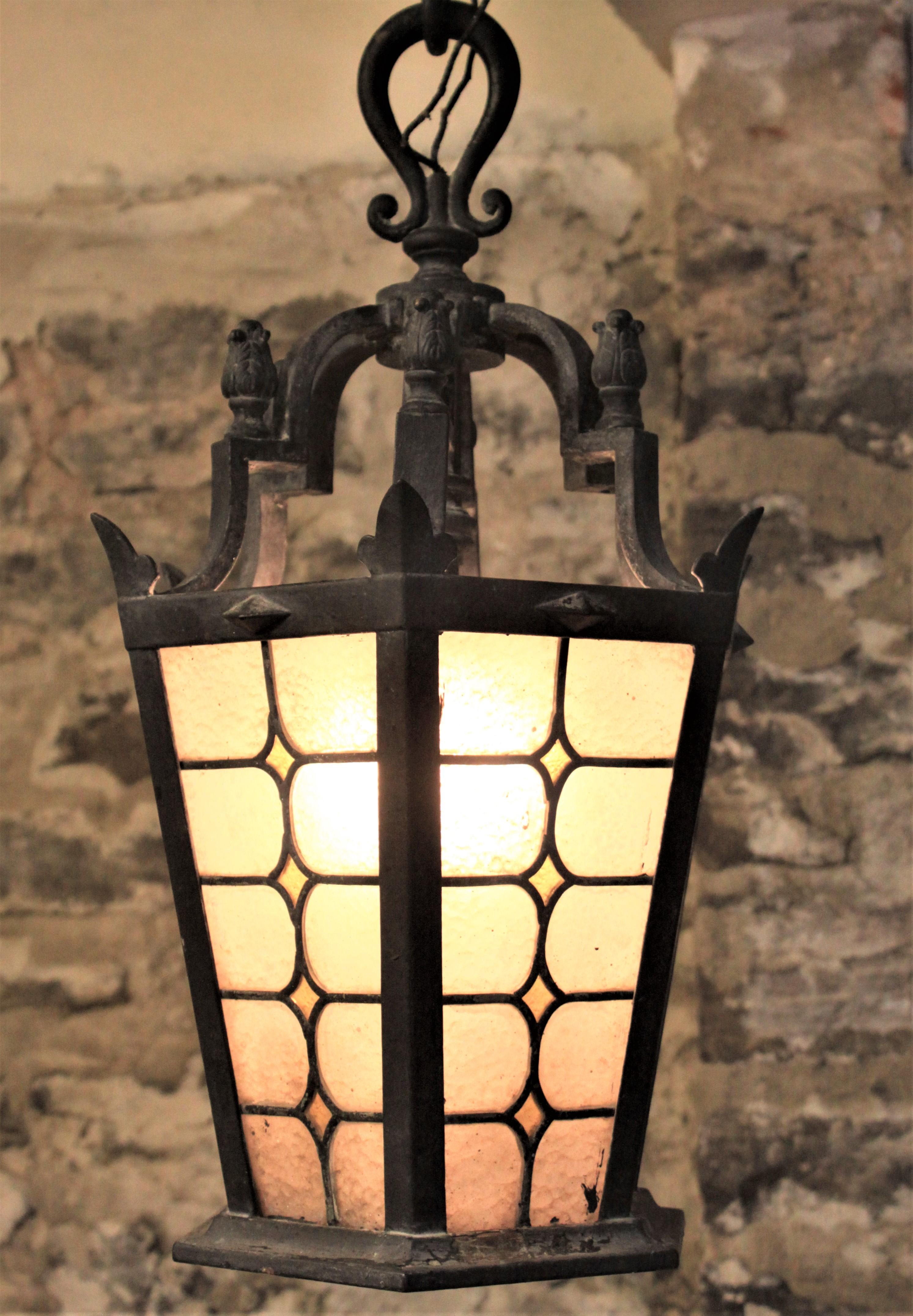 Édouardien Lampe à suspension d'extérieur ancienne en bronze moulé avec panneaux en verre teinté en vente