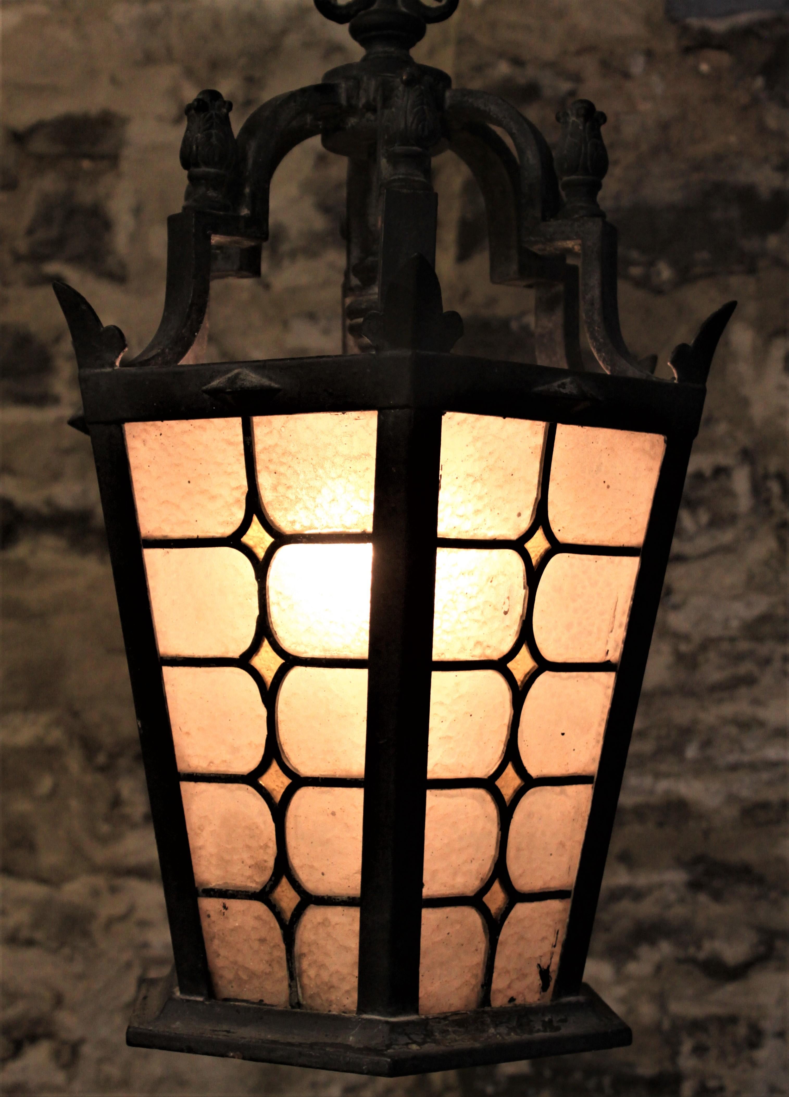 Américain Lampe à suspension d'extérieur ancienne en bronze moulé avec panneaux en verre teinté en vente
