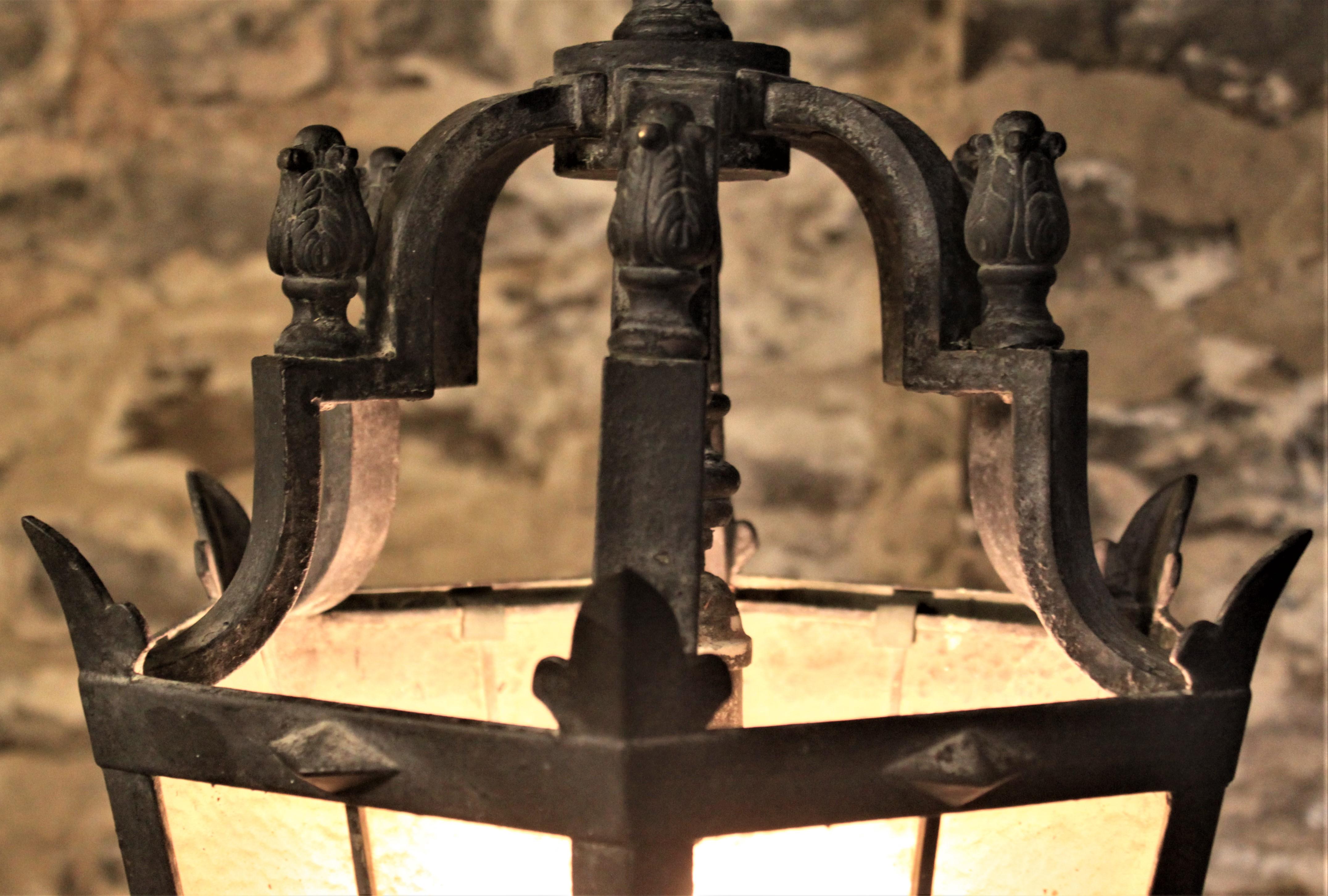 Fait main Lampe à suspension d'extérieur ancienne en bronze moulé avec panneaux en verre teinté en vente