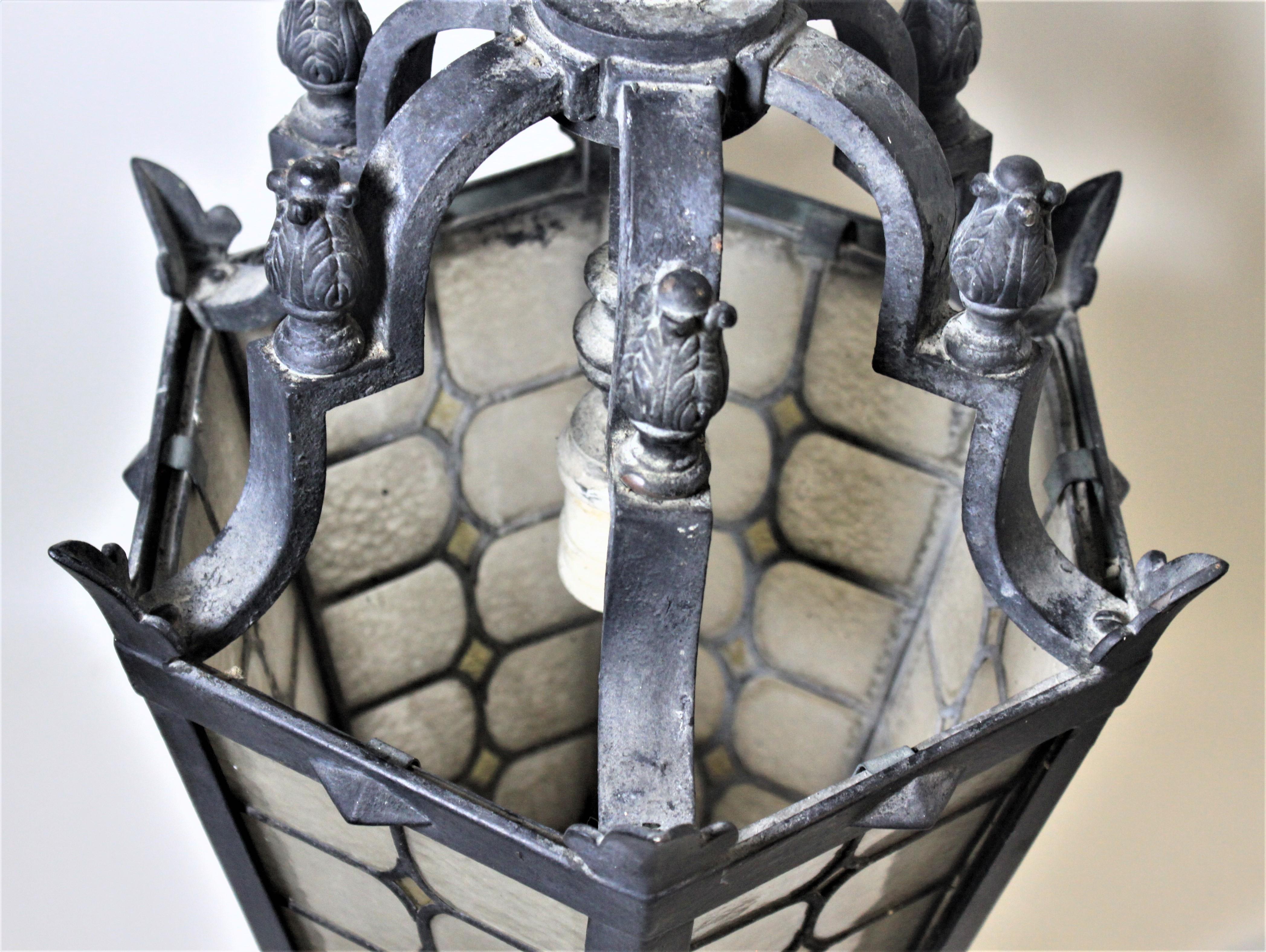 20ième siècle Lampe à suspension d'extérieur ancienne en bronze moulé avec panneaux en verre teinté en vente