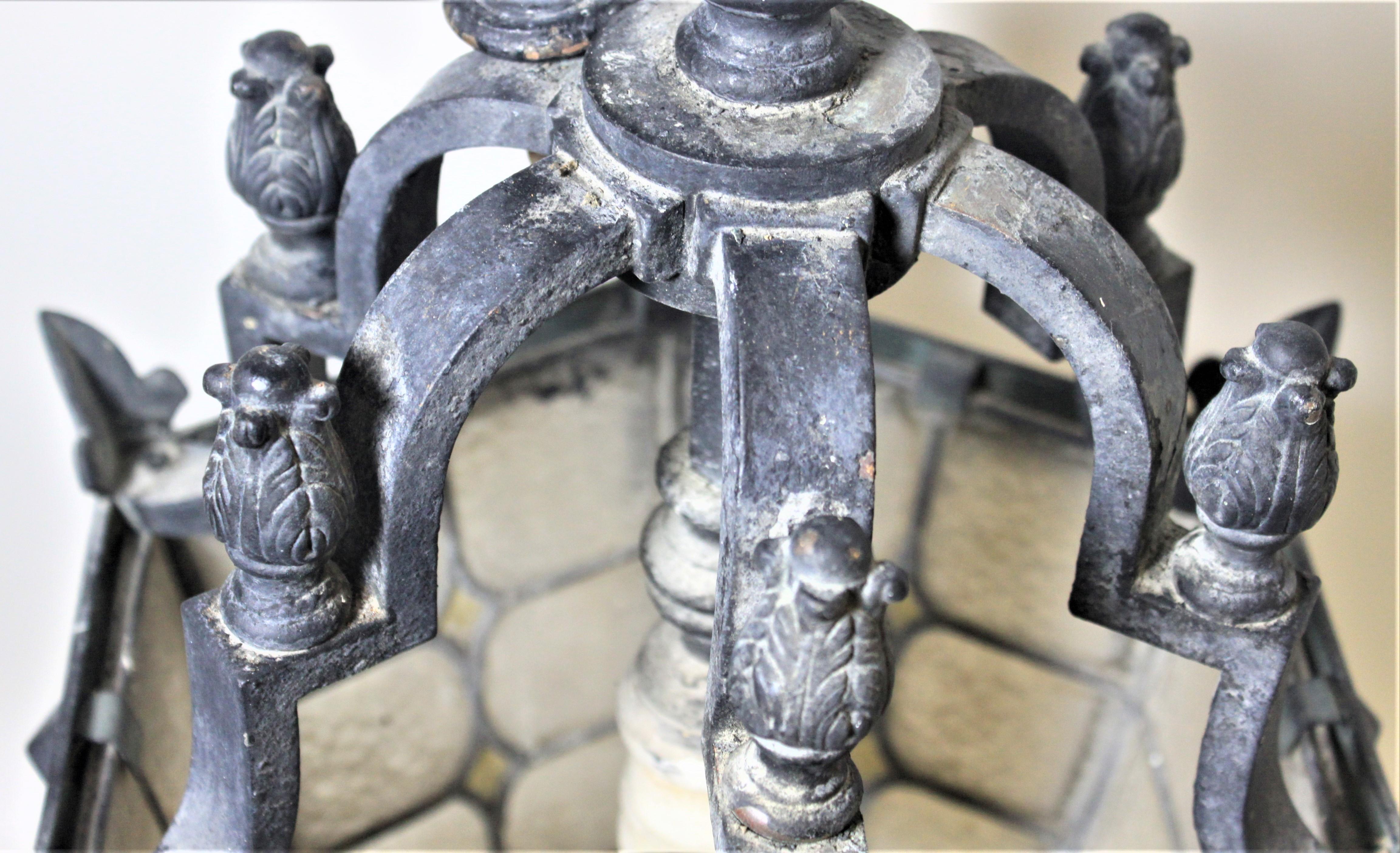 Verre teinté Lampe à suspension d'extérieur ancienne en bronze moulé avec panneaux en verre teinté en vente