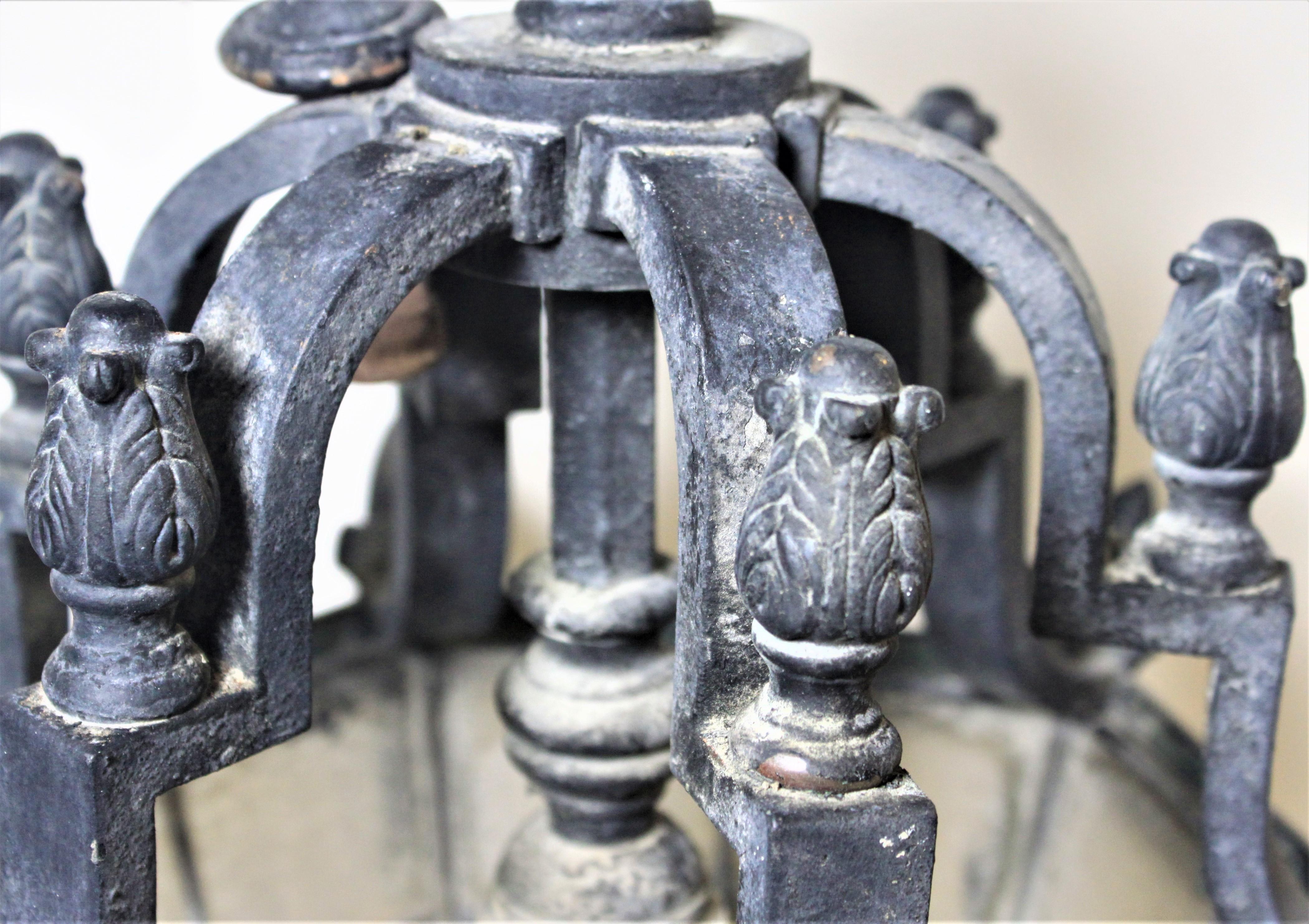 Lampe à suspension d'extérieur ancienne en bronze moulé avec panneaux en verre teinté en vente 1