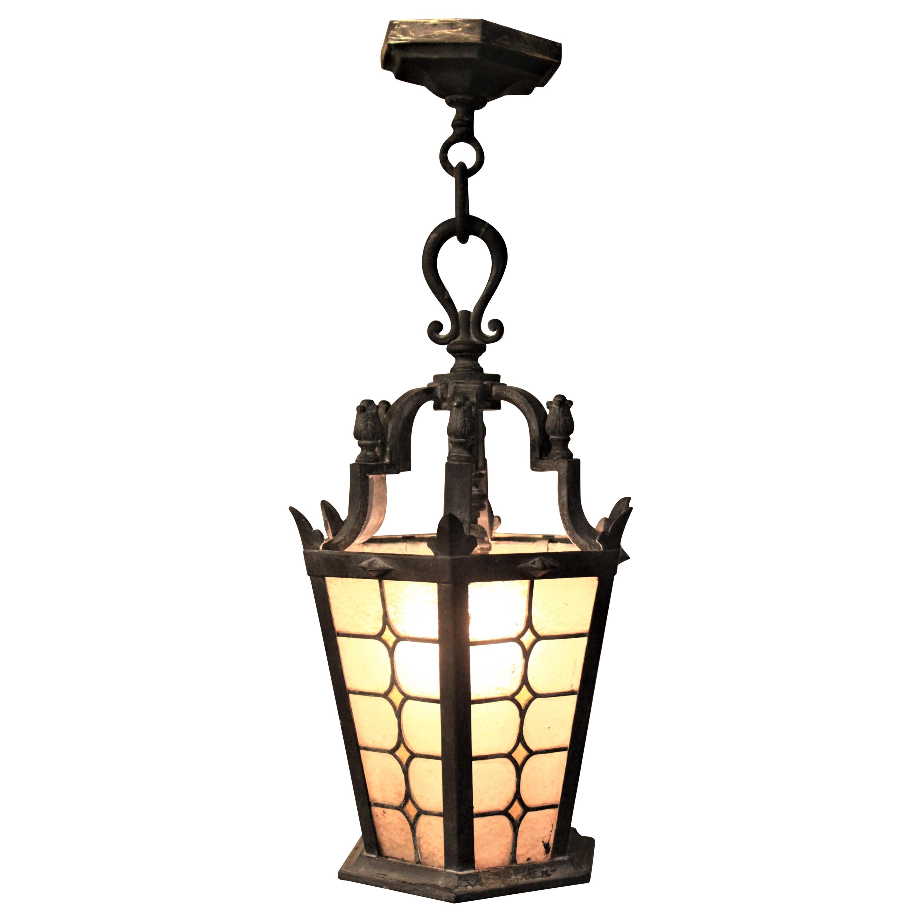Lampe à suspension d'extérieur ancienne en bronze moulé avec panneaux en verre teinté