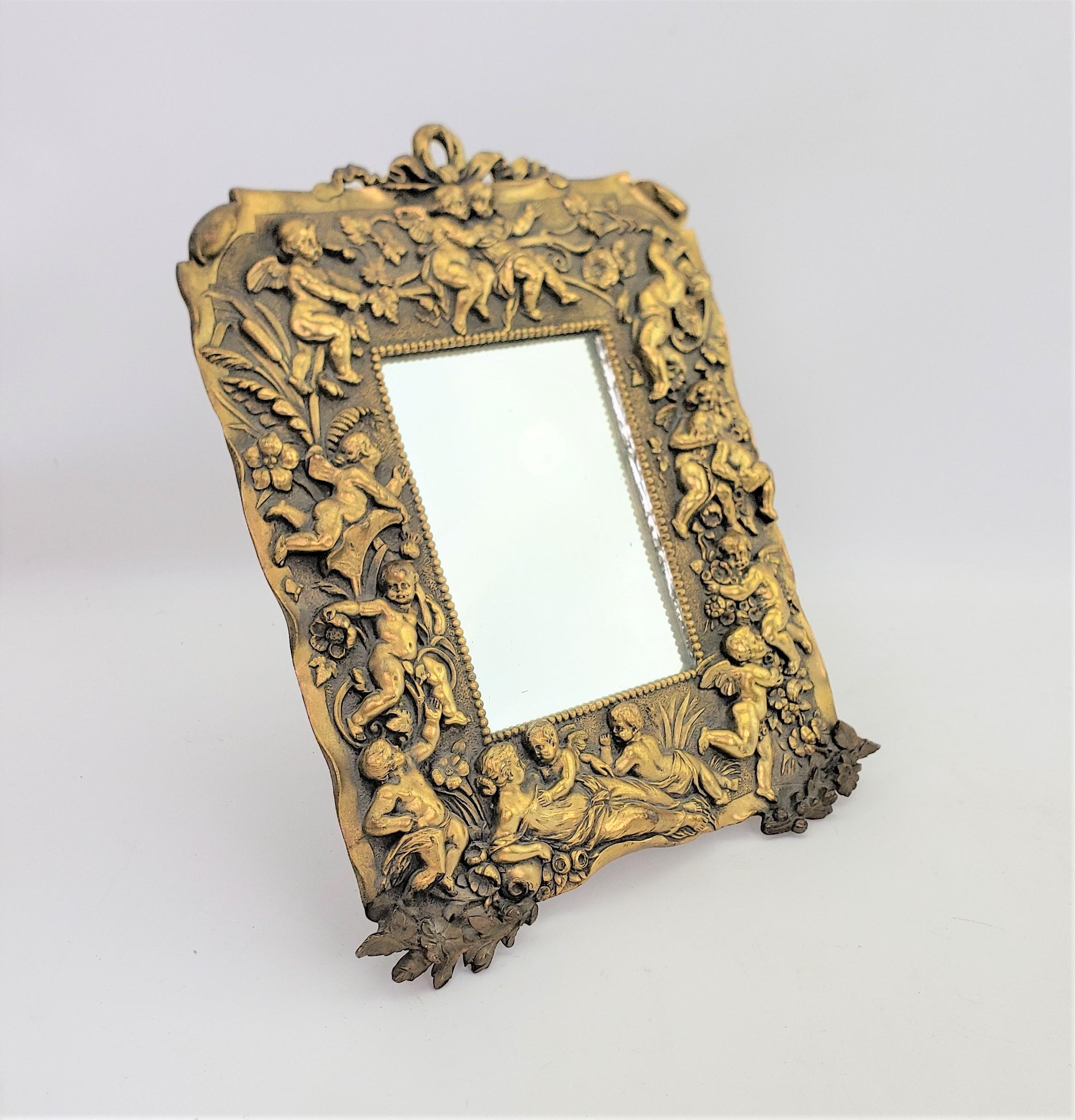 Néo-Renaissance Miroir de table ou cadre photo ancien en bronze moulé avec chérubins et motifs floraux en vente