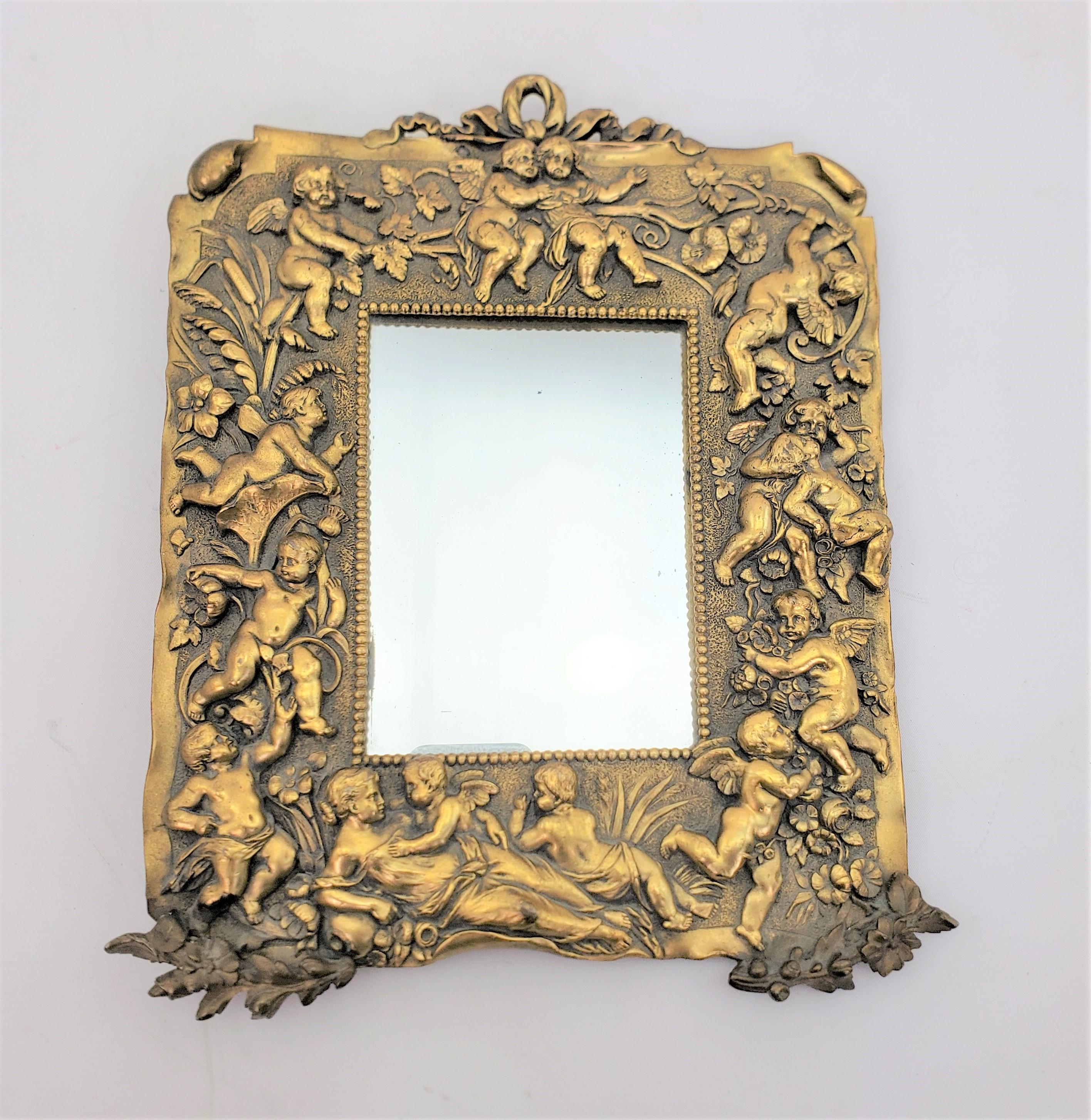 Français Miroir de table ou cadre photo ancien en bronze moulé avec chérubins et motifs floraux en vente