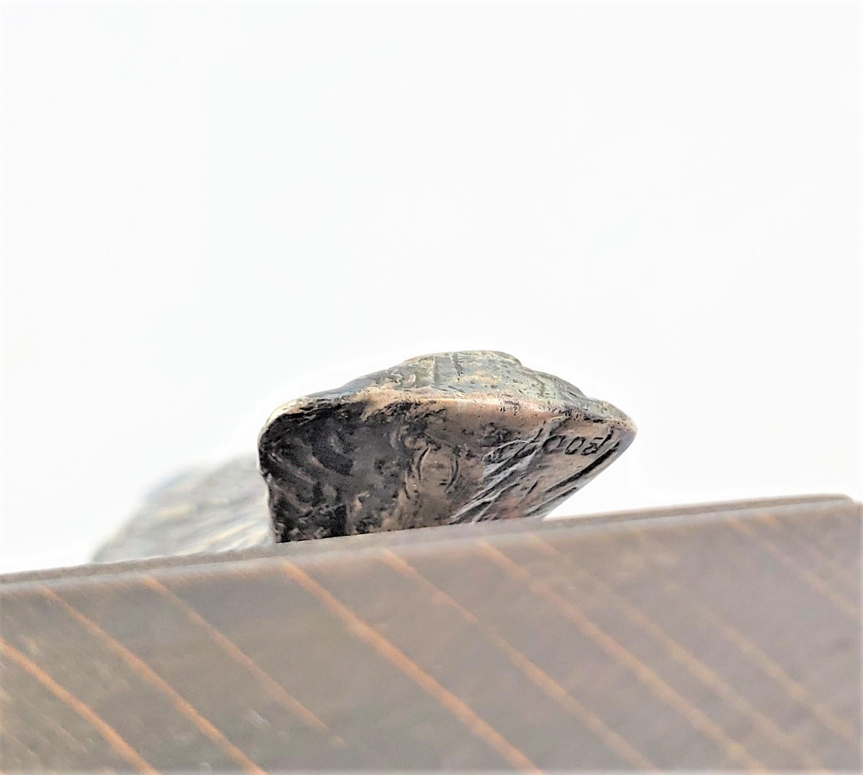 Escultura antigua de pájaro de plata fundida continental sobre base de madera en venta 2