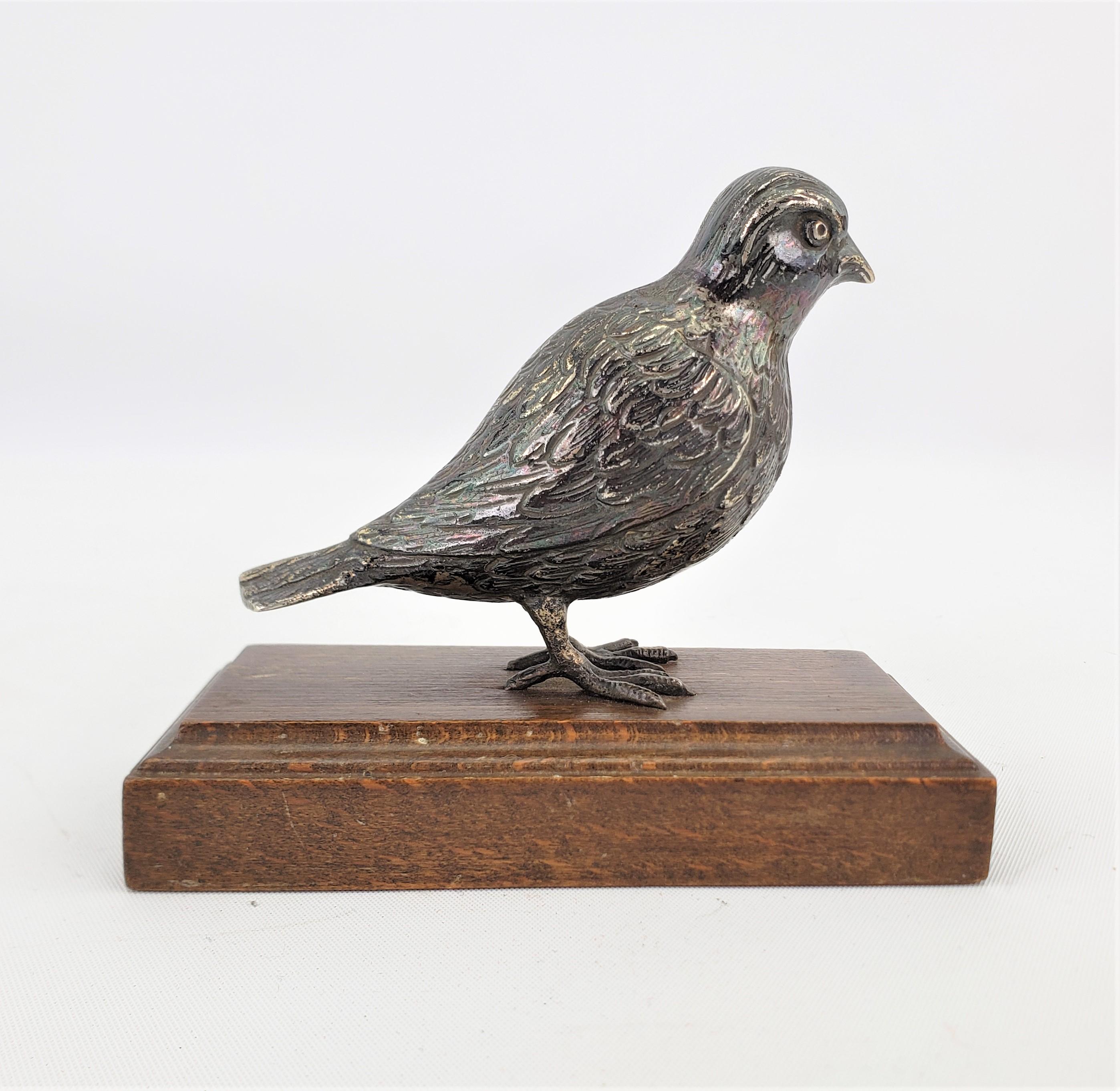 Art déco Ancienne sculpture d'oiseau continentale en argent coulé sur socle en bois en vente