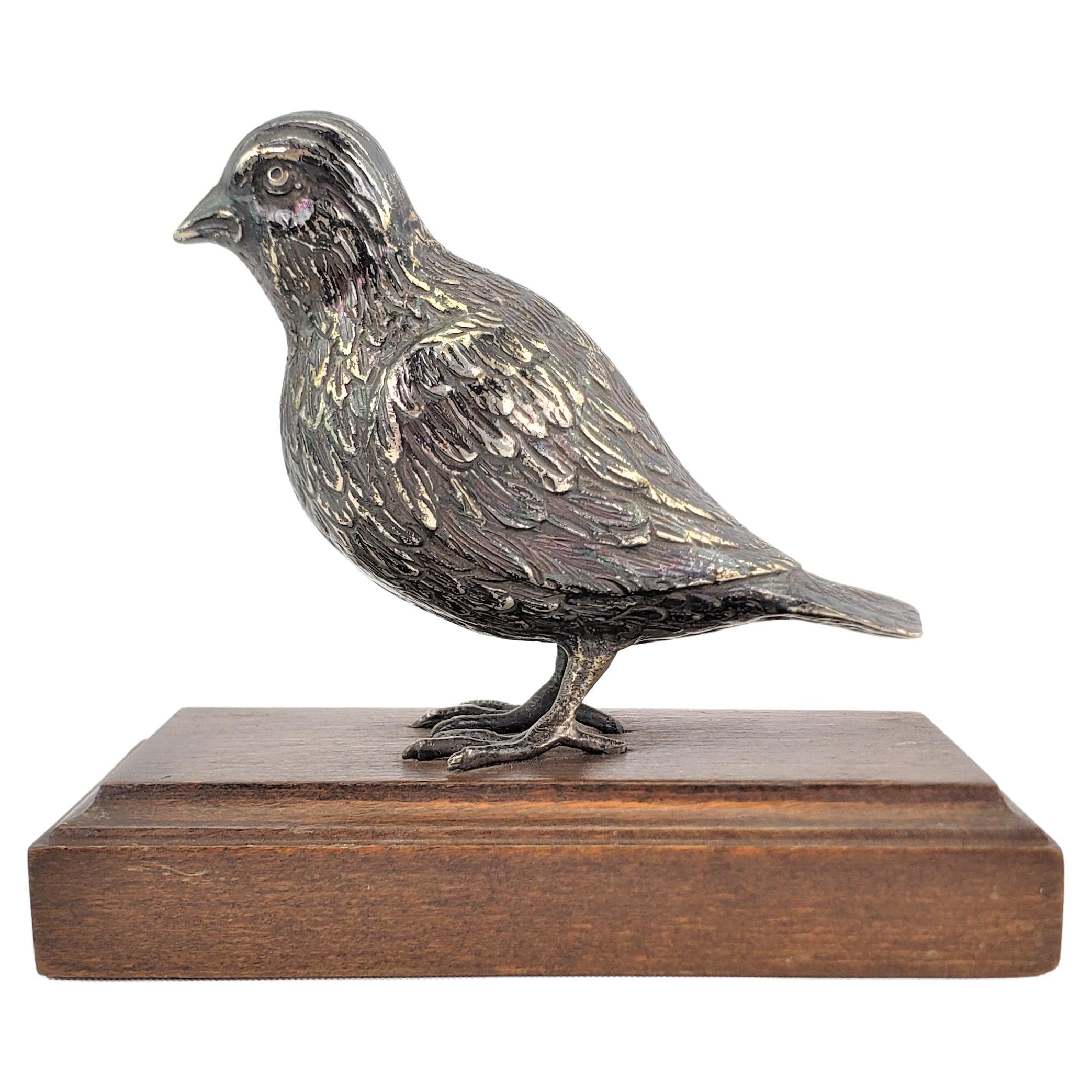 Ancienne sculpture d'oiseau continentale en argent coulé sur socle en bois