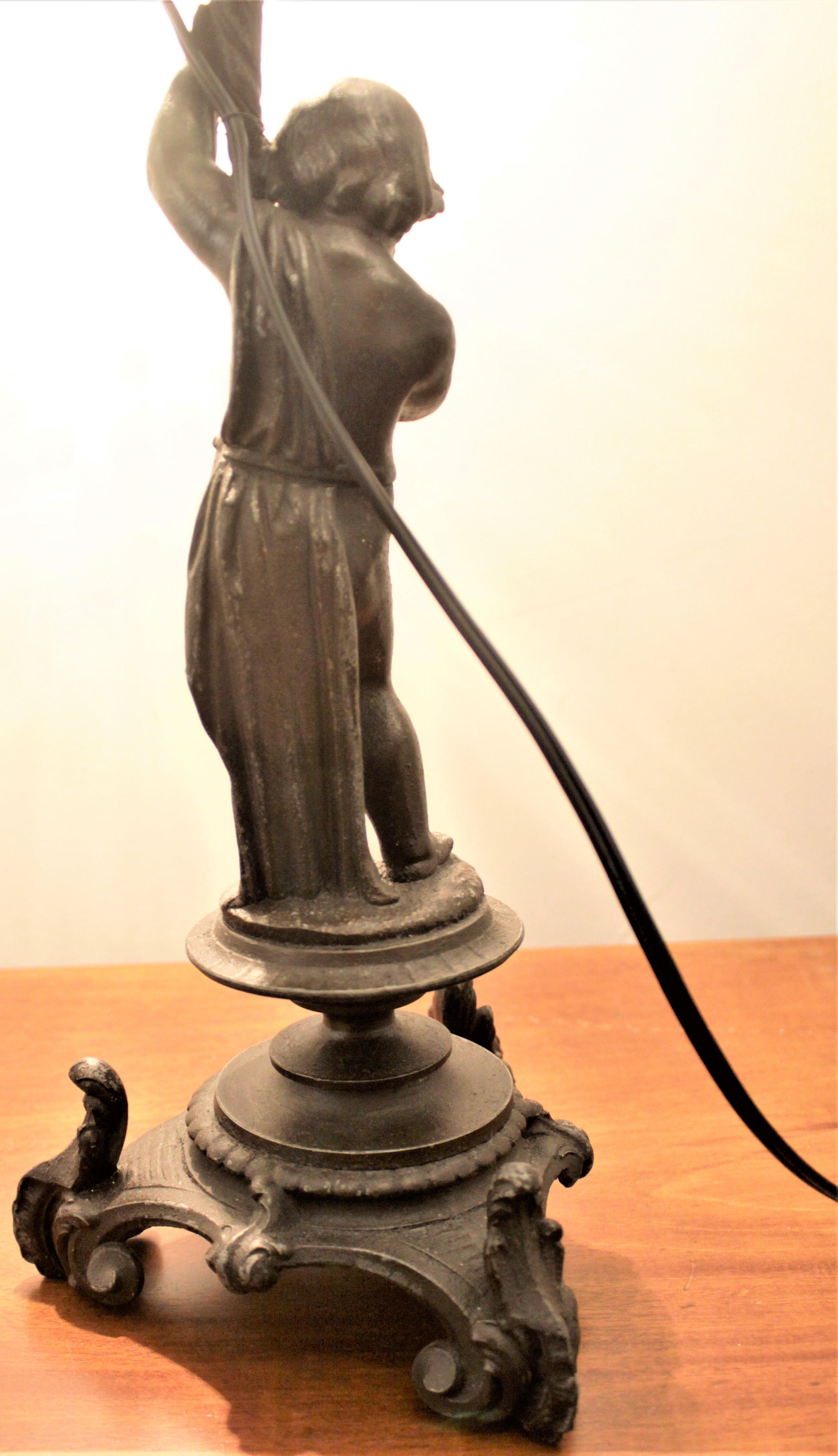 Lampe de bureau d'antiquités en forme de chérubin moulé avec abat-jour opalescent à volants en vente 2