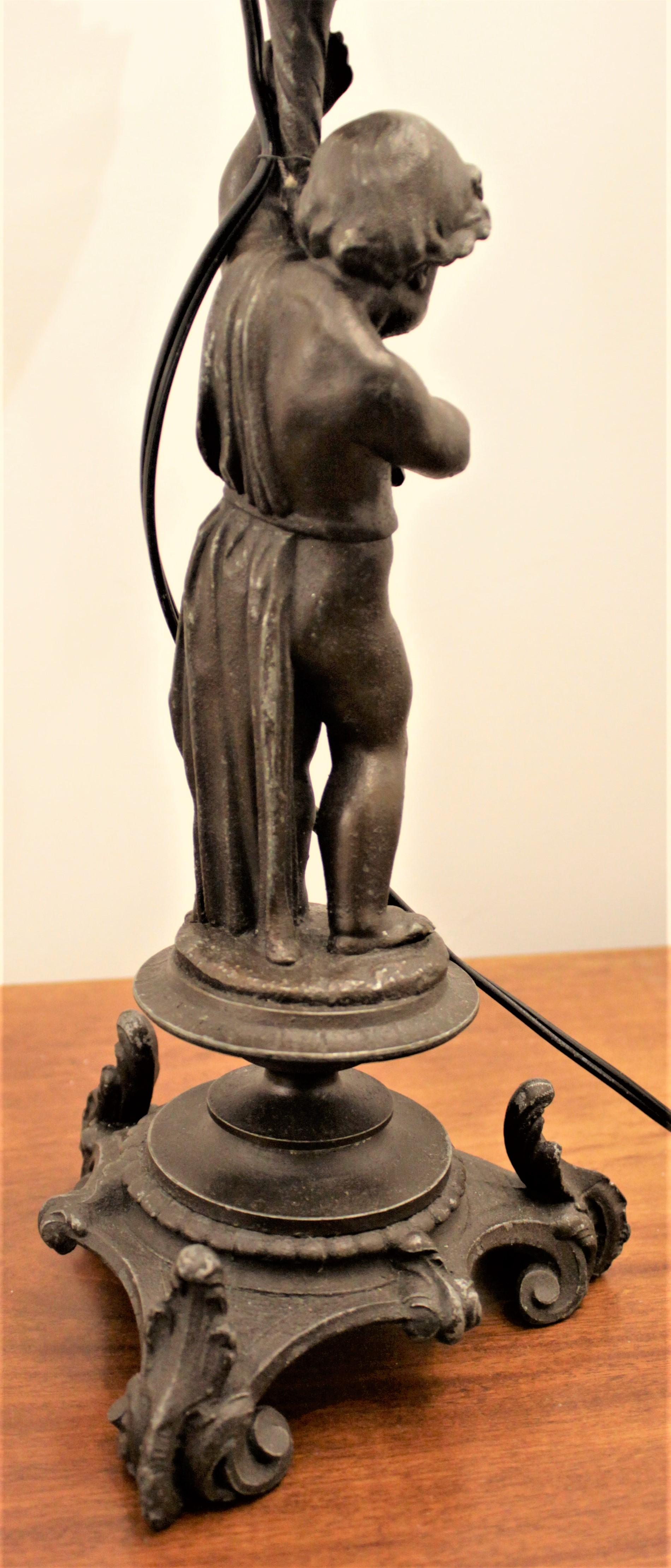 Antike figurale Cherub-Tischlampe aus Guss mit gerafftem, opalisierendem Schirm im Angebot 3