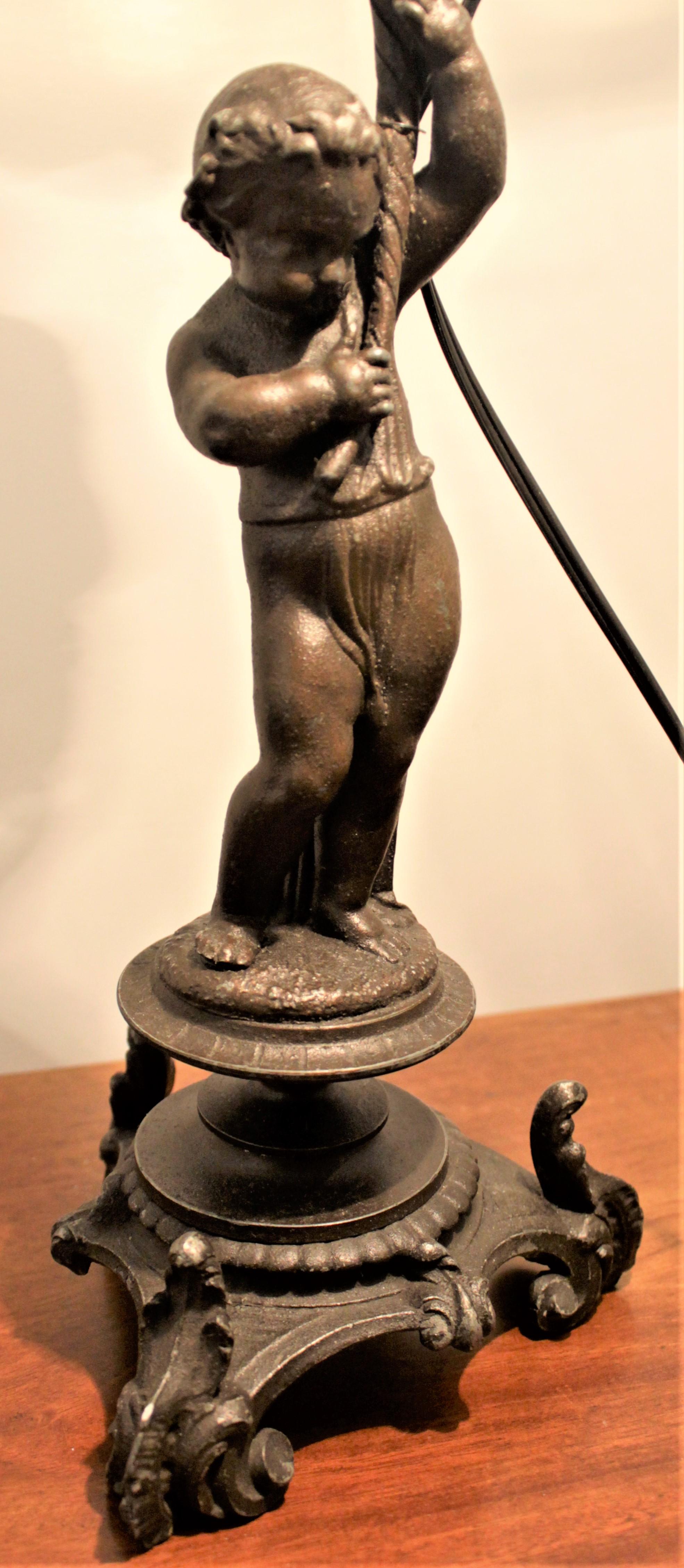 Antike figurale Cherub-Tischlampe aus Guss mit gerafftem, opalisierendem Schirm im Angebot 4