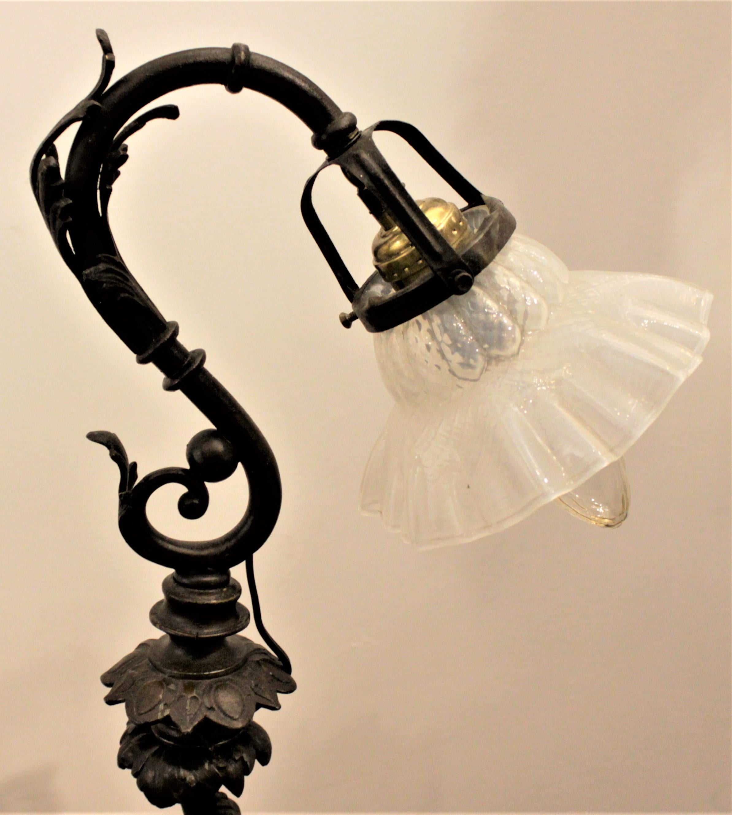 Antike figurale Cherub-Tischlampe aus Guss mit gerafftem, opalisierendem Schirm im Angebot 5