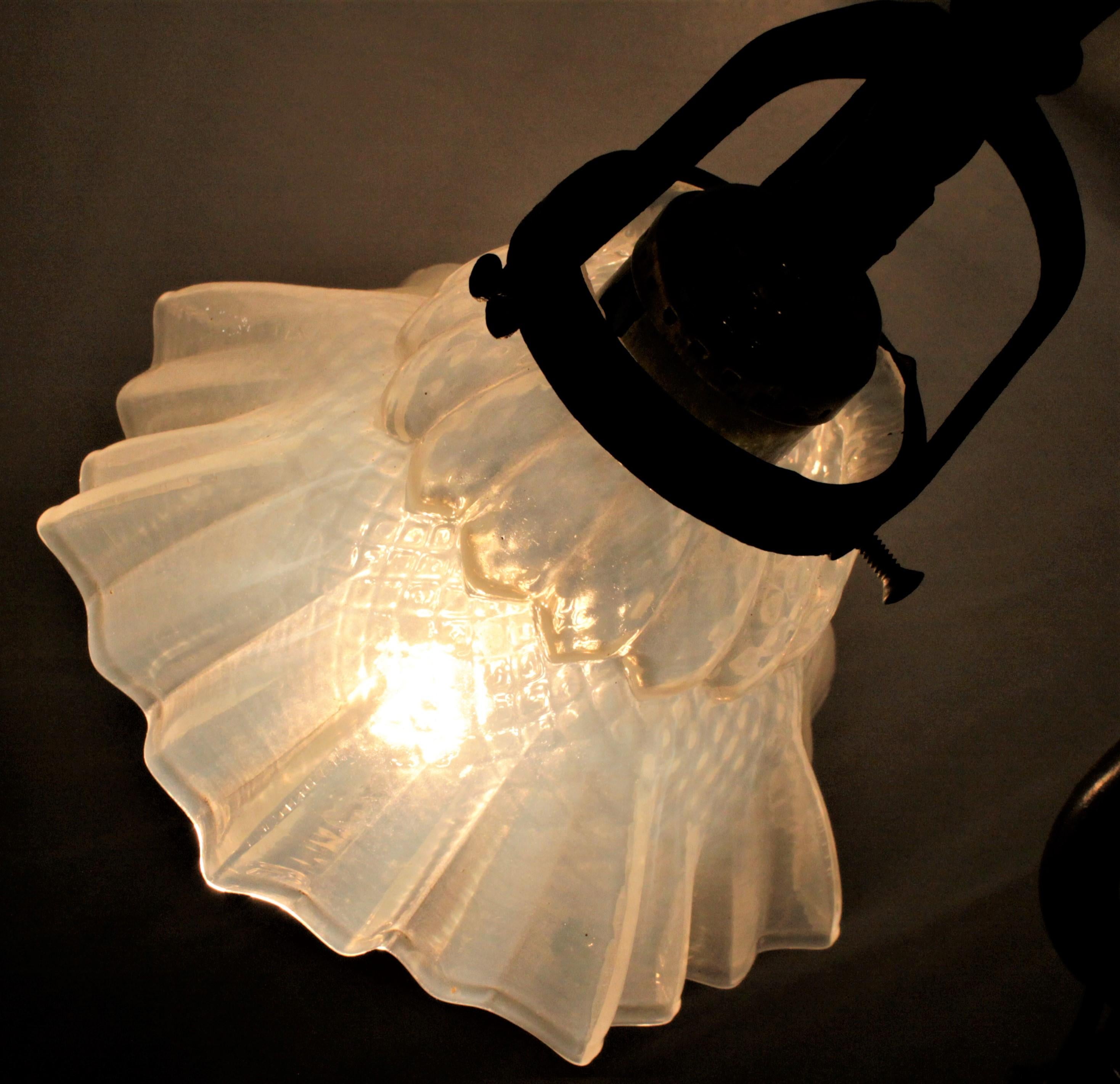 Lampe de bureau d'antiquités en forme de chérubin moulé avec abat-jour opalescent à volants en vente 6