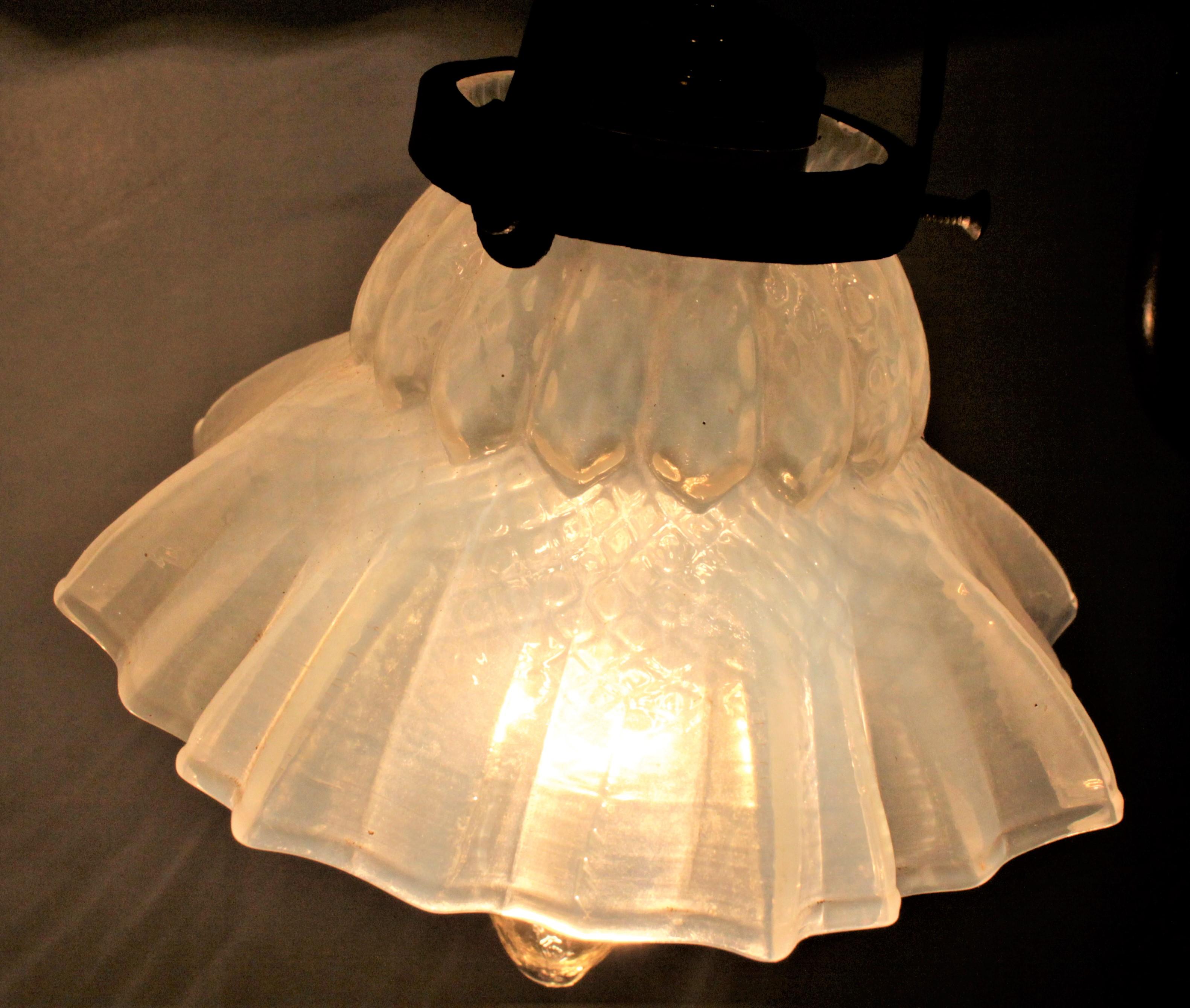 Lampe de bureau d'antiquités en forme de chérubin moulé avec abat-jour opalescent à volants en vente 7