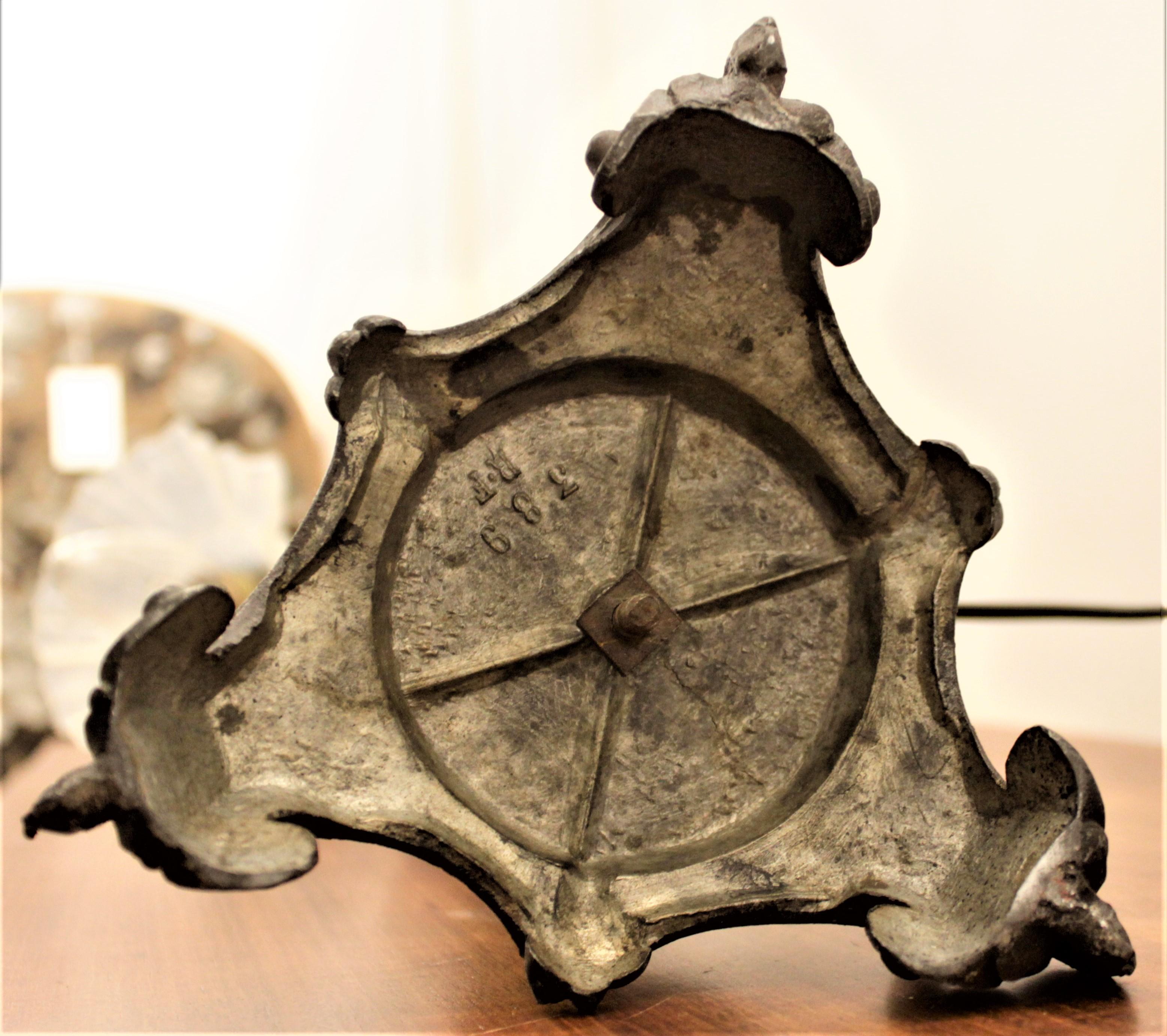 Antike figurale Cherub-Tischlampe aus Guss mit gerafftem, opalisierendem Schirm im Angebot 8
