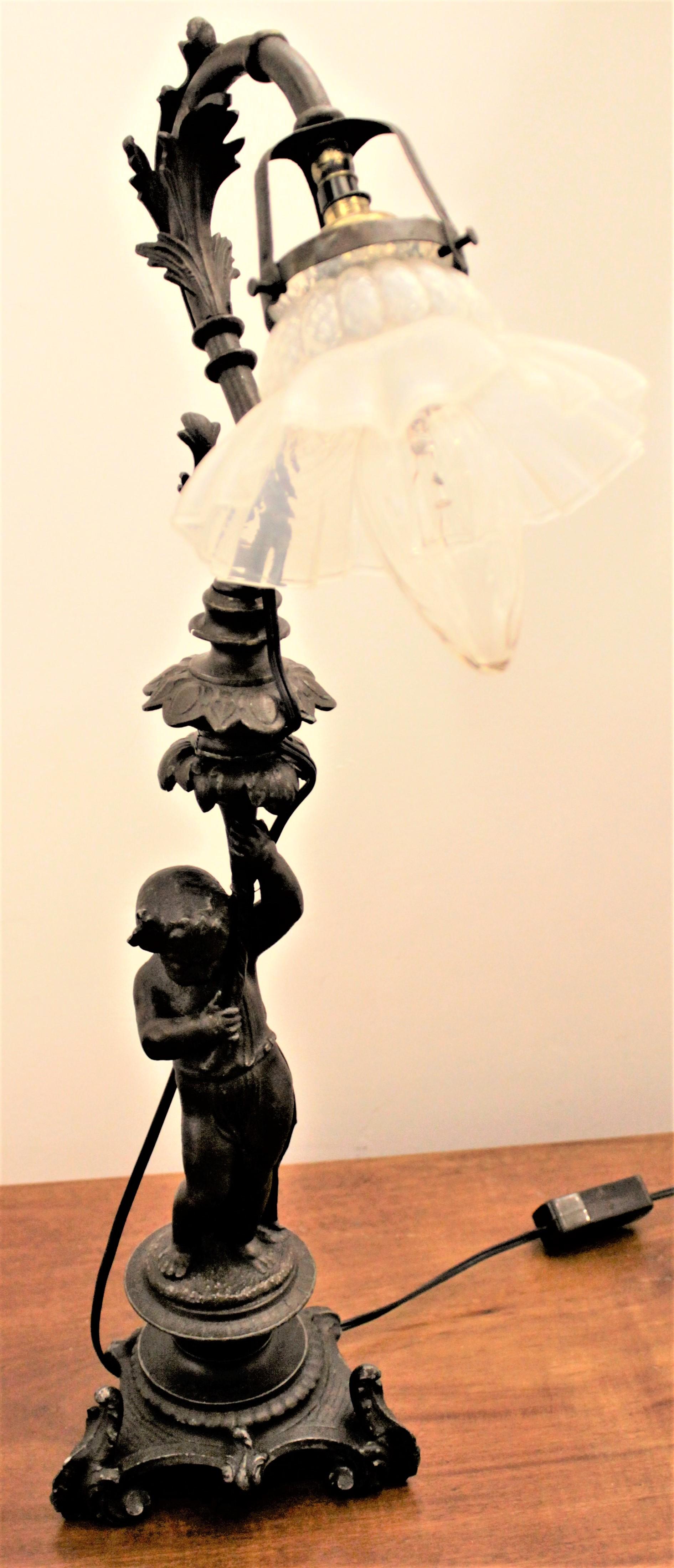 Antike figurale Cherub-Tischlampe aus Guss mit gerafftem, opalisierendem Schirm im Angebot 9