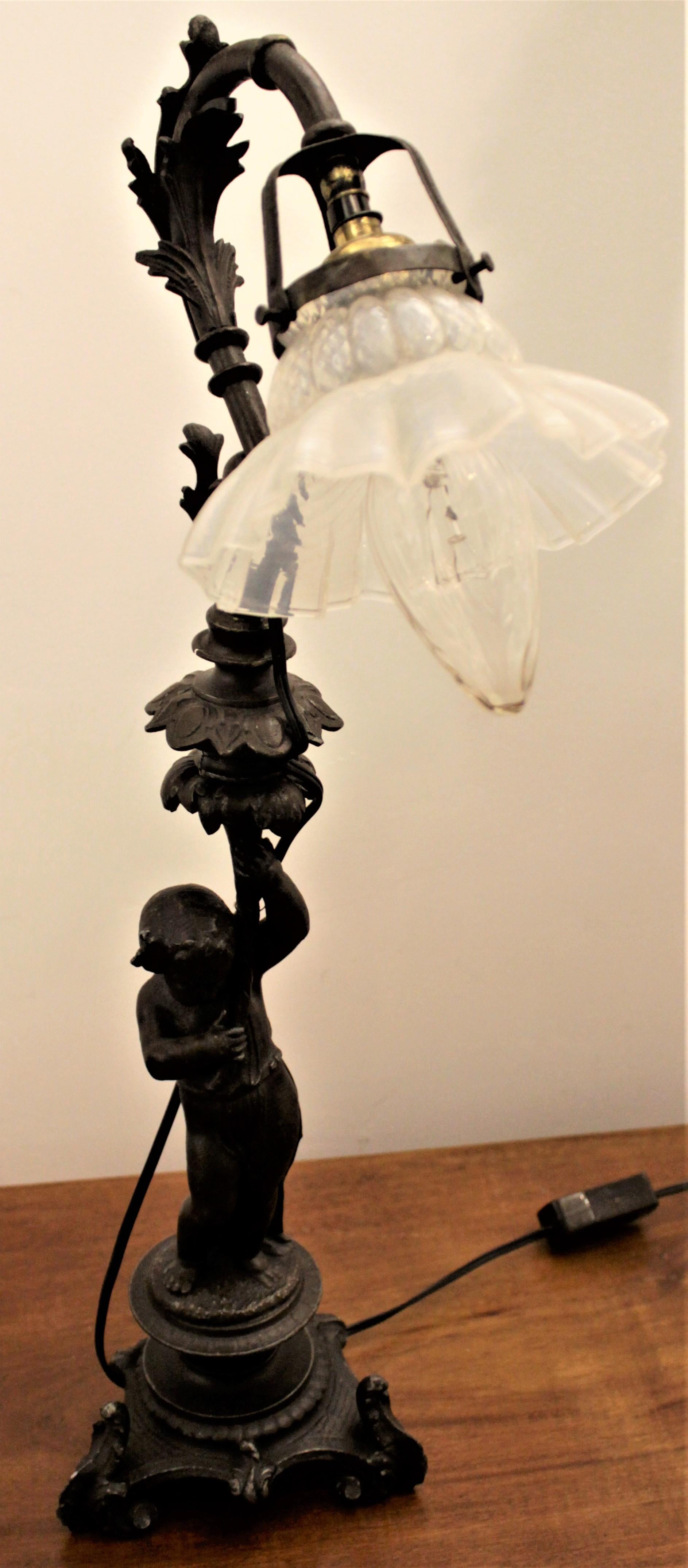 Début de l'époque victorienne Lampe de bureau d'antiquités en forme de chérubin moulé avec abat-jour opalescent à volants en vente