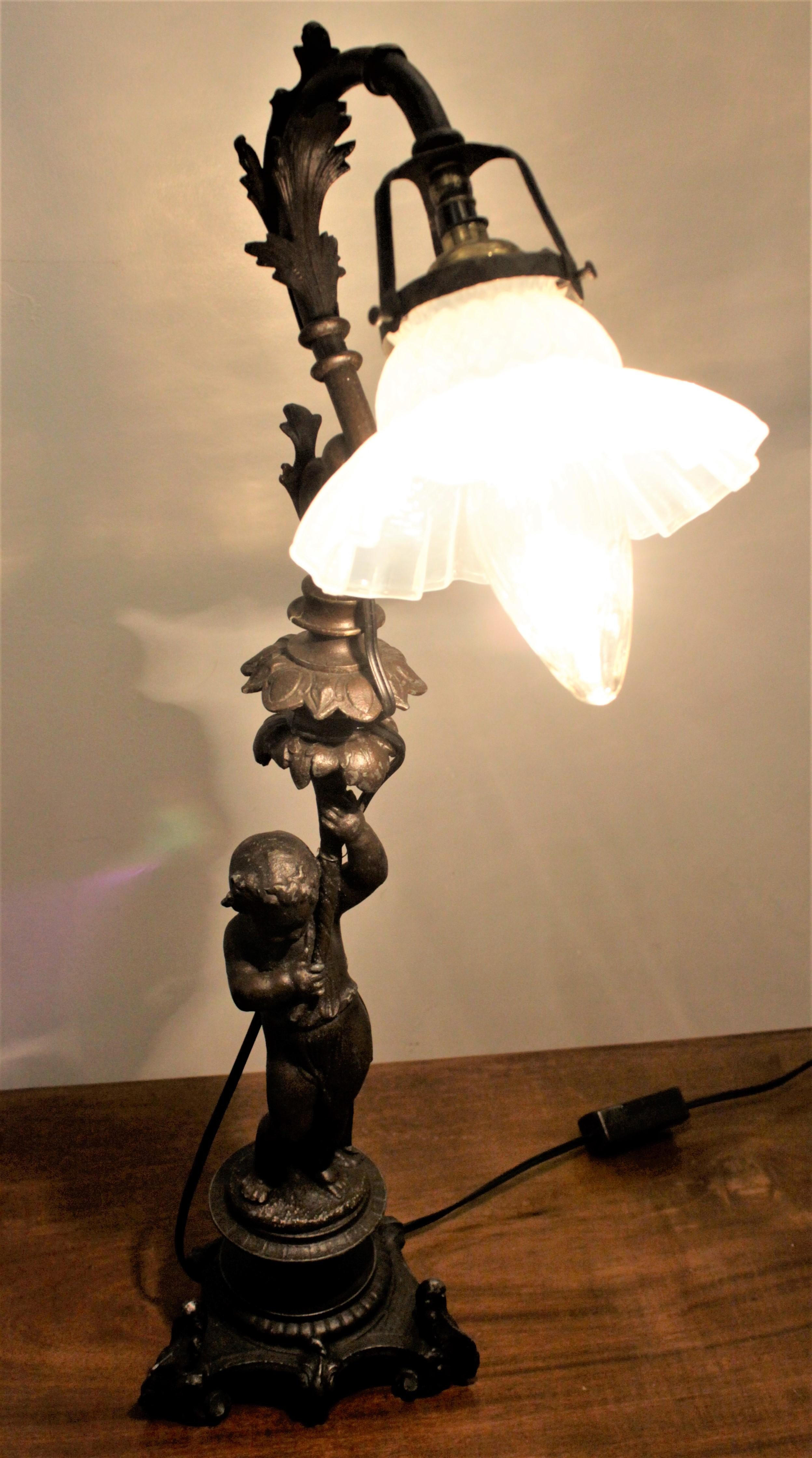 Antike figurale Cherub-Tischlampe aus Guss mit gerafftem, opalisierendem Schirm (Italienisch) im Angebot