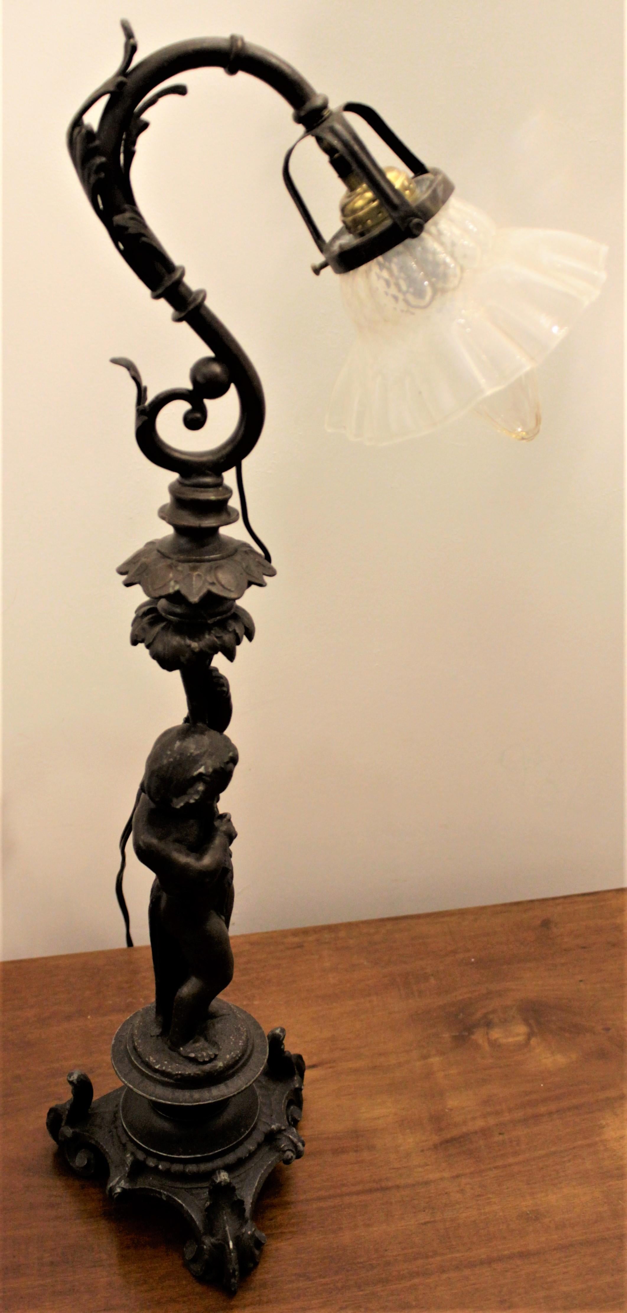 Antike figurale Cherub-Tischlampe aus Guss mit gerafftem, opalisierendem Schirm (Gegossen) im Angebot