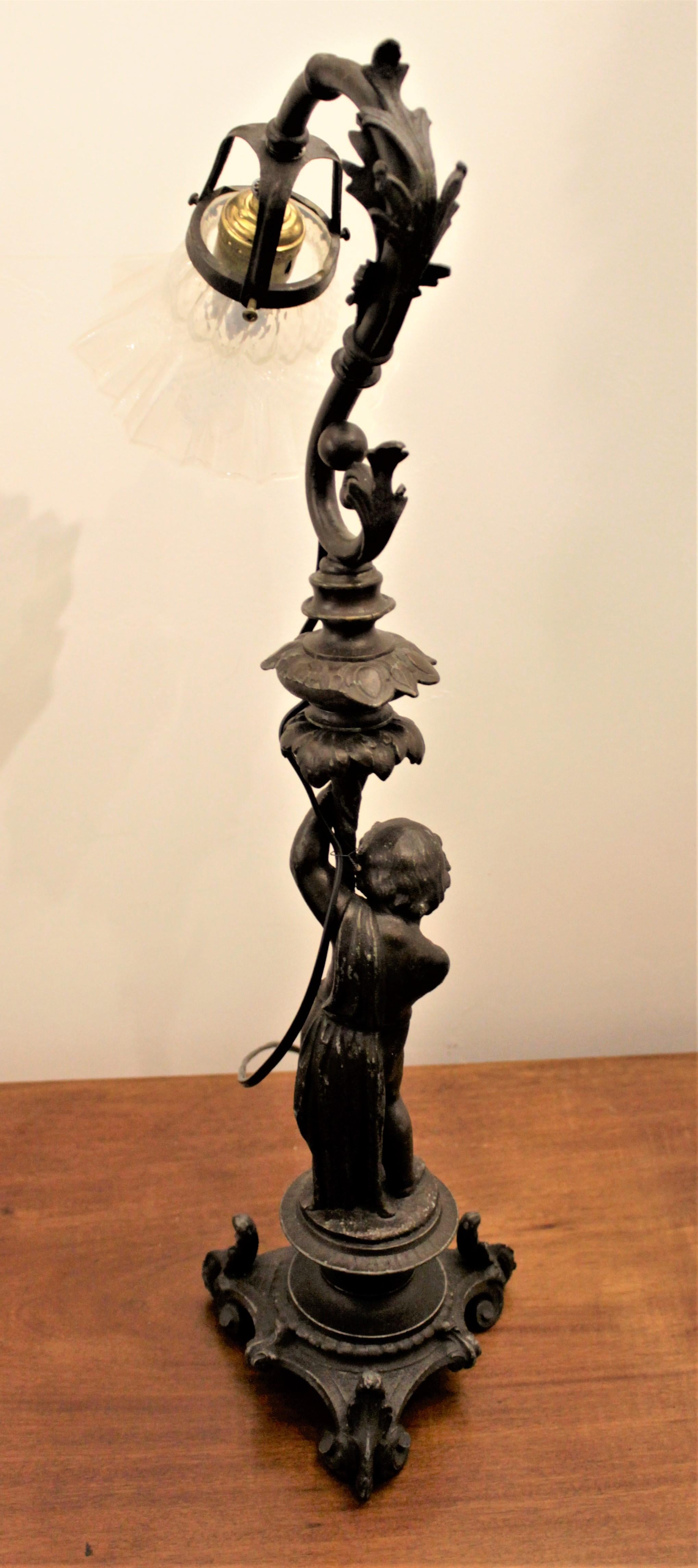 Antike figurale Cherub-Tischlampe aus Guss mit gerafftem, opalisierendem Schirm im Zustand „Gut“ im Angebot in Hamilton, Ontario
