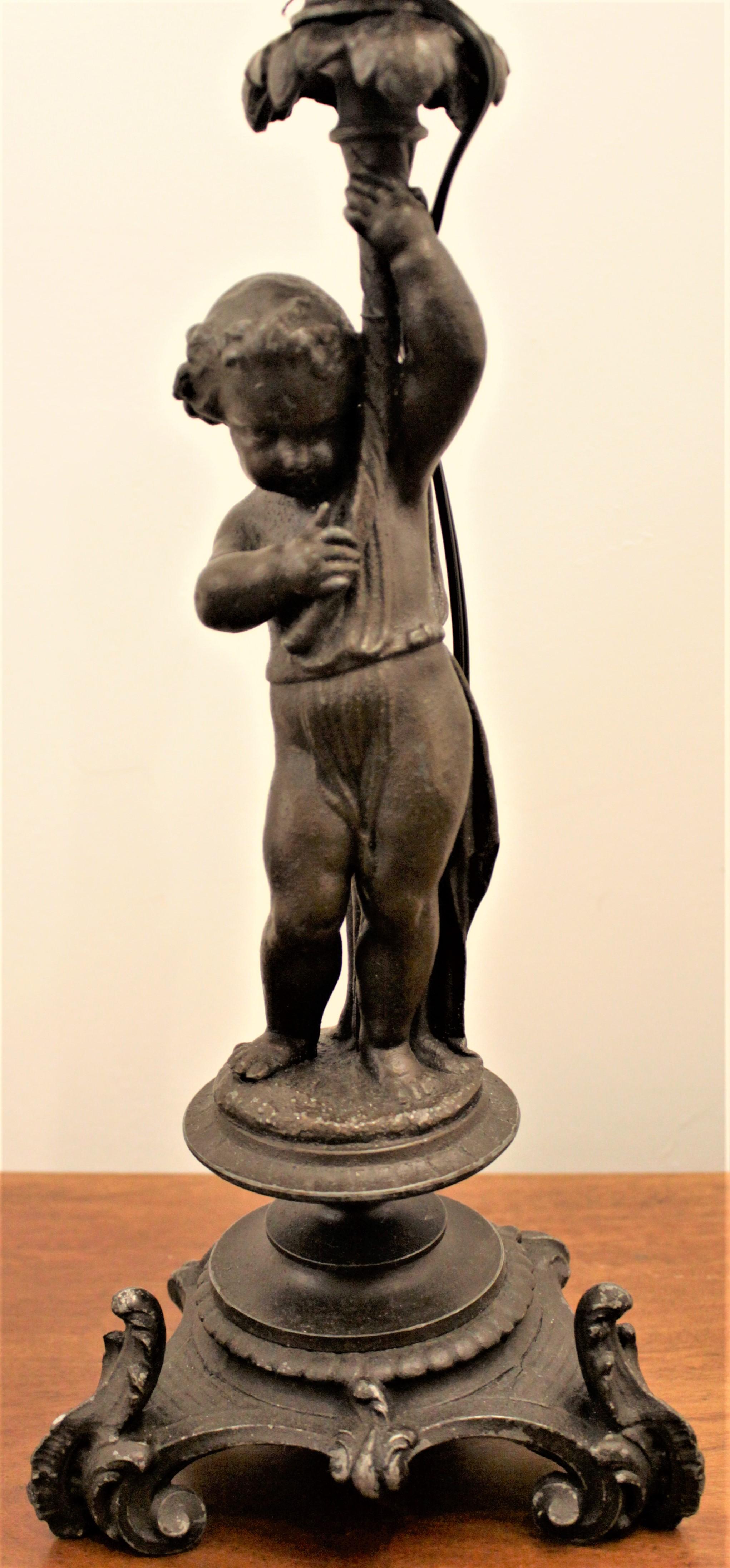 Antike figurale Cherub-Tischlampe aus Guss mit gerafftem, opalisierendem Schirm (Zink) im Angebot