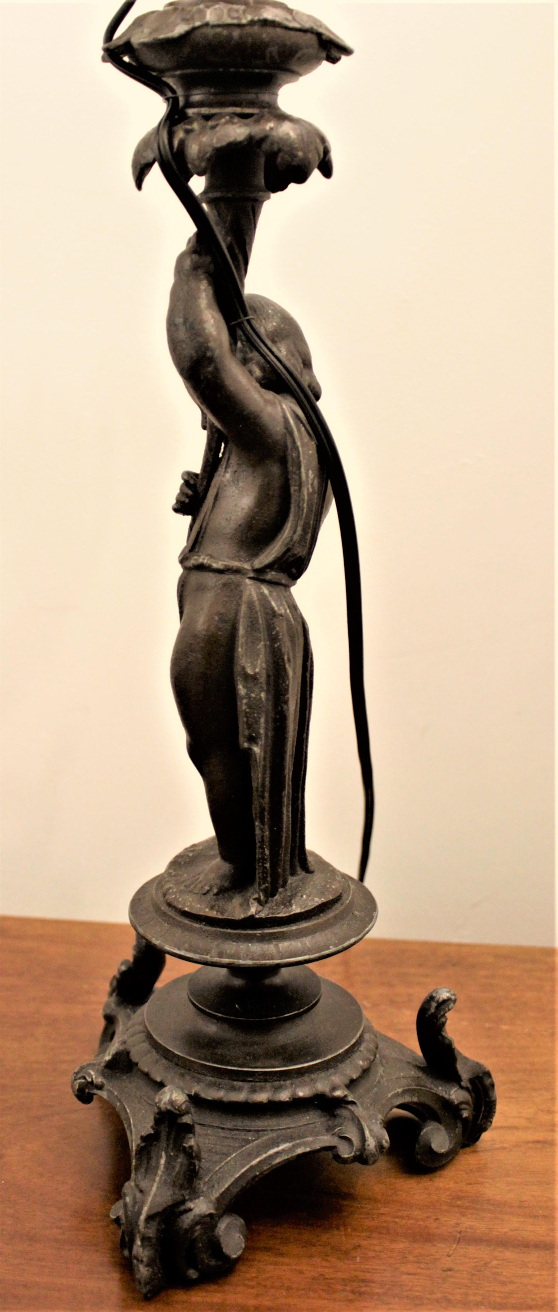 Antike figurale Cherub-Tischlampe aus Guss mit gerafftem, opalisierendem Schirm im Angebot 1