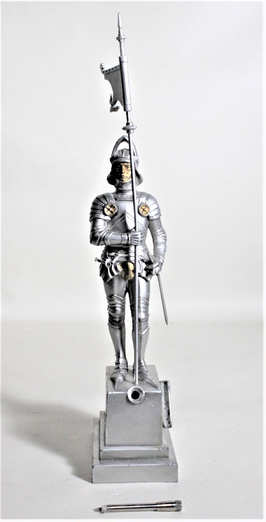 Ancien briquet à cigare, pipe ou cigarette médiéval figuratif moulé représentant un chevalier en armure Bon état - En vente à Hamilton, Ontario