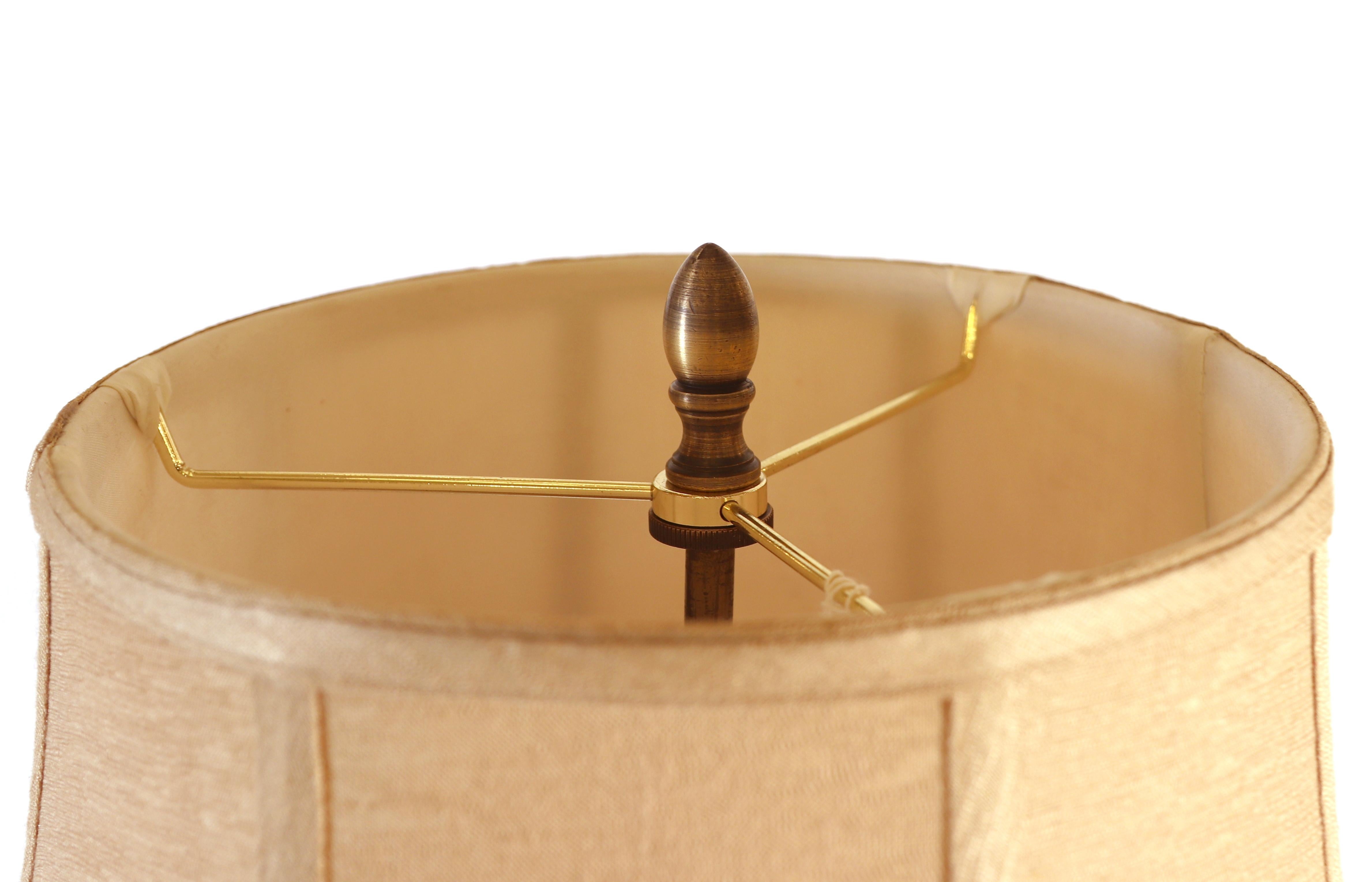 Antike Stehlampe aus gehämmertem Messing mit schmiedeeisernem Sockel (Gehämmert) im Angebot