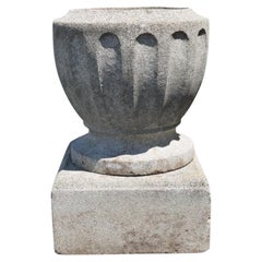Urna de jardín antigua de piedra dura fundida, de alrededor de 1900