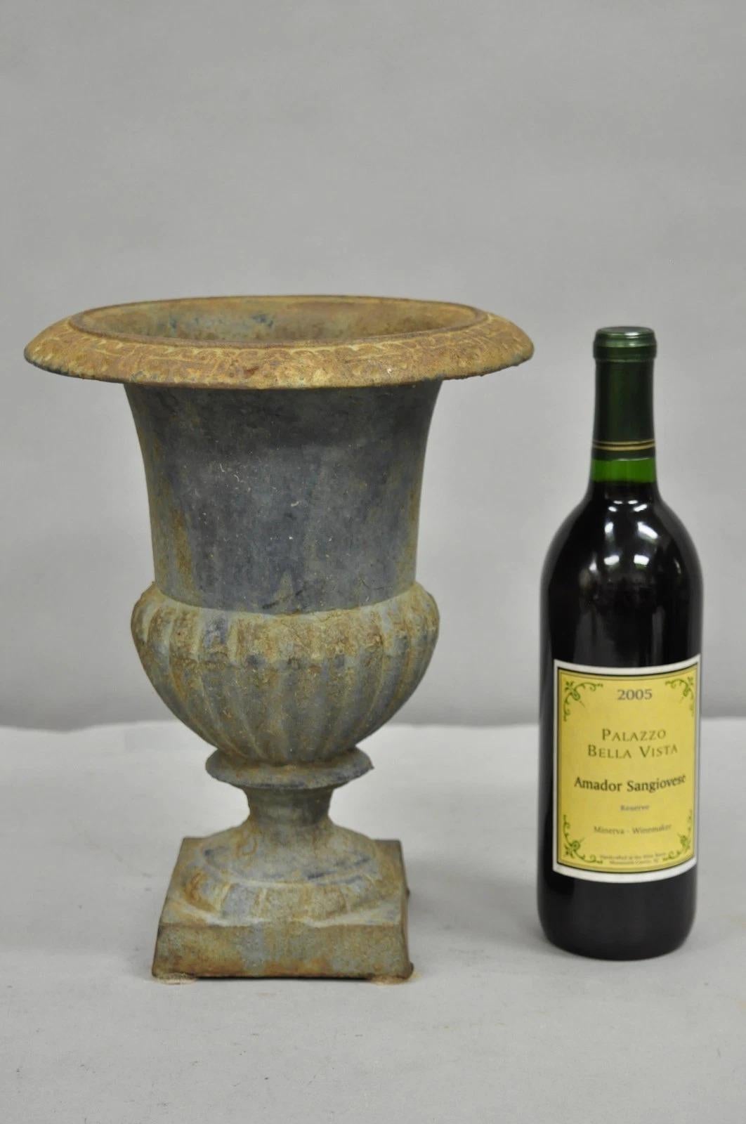 Antique French Classical Style Small Urn Garden Flower Planter (vaso per fiori da giardino in ghisa da 12