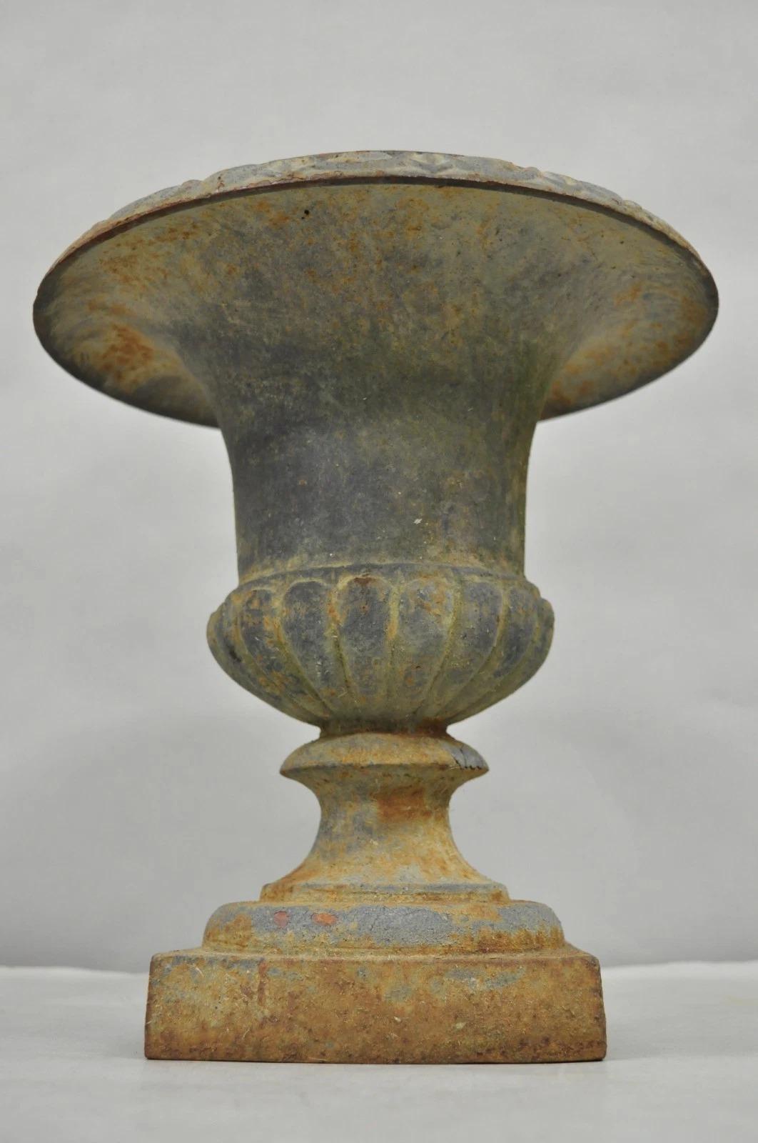 Autre Urne en fonte Antique 12.5