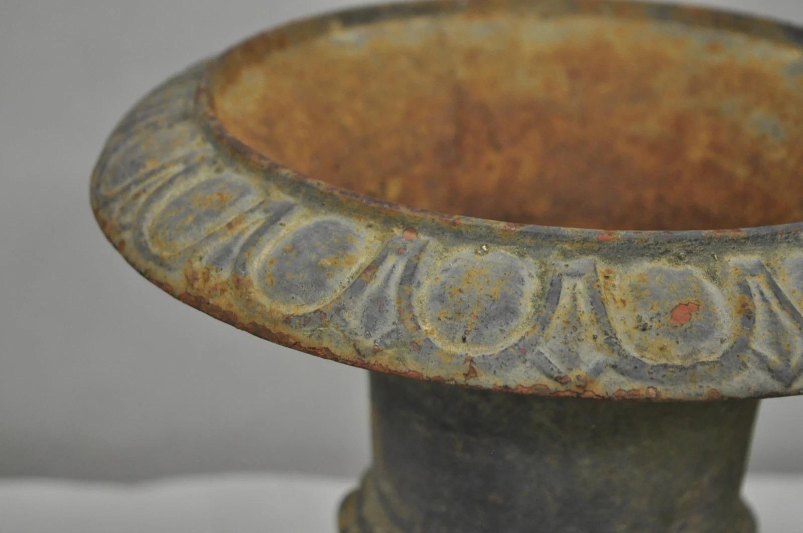 20ième siècle Urne en fonte Antique 12.5