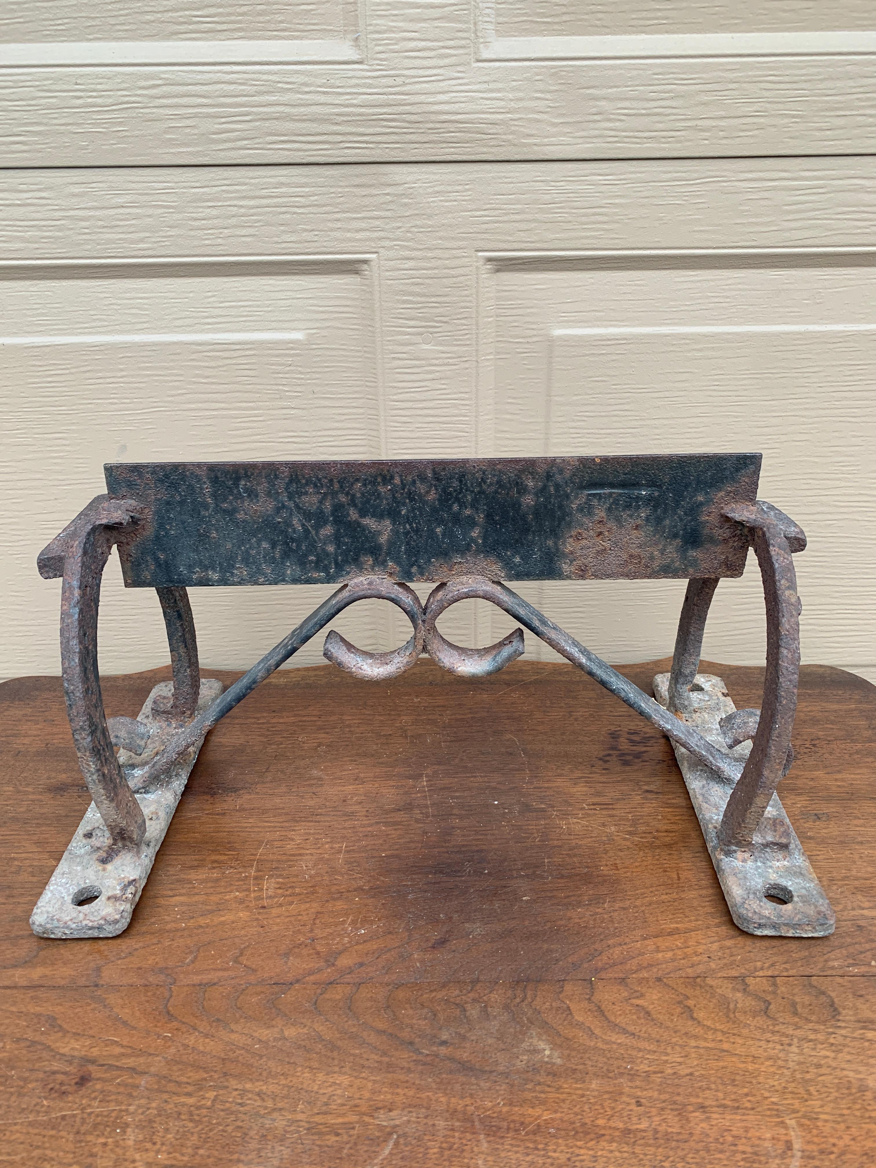 A beautiful rustic, farmhouse equestrian antique cast iron horseshoe boot scrape perfect for your country house, ranch, or stables.

USA, Early 20th Century

Measuers: 17