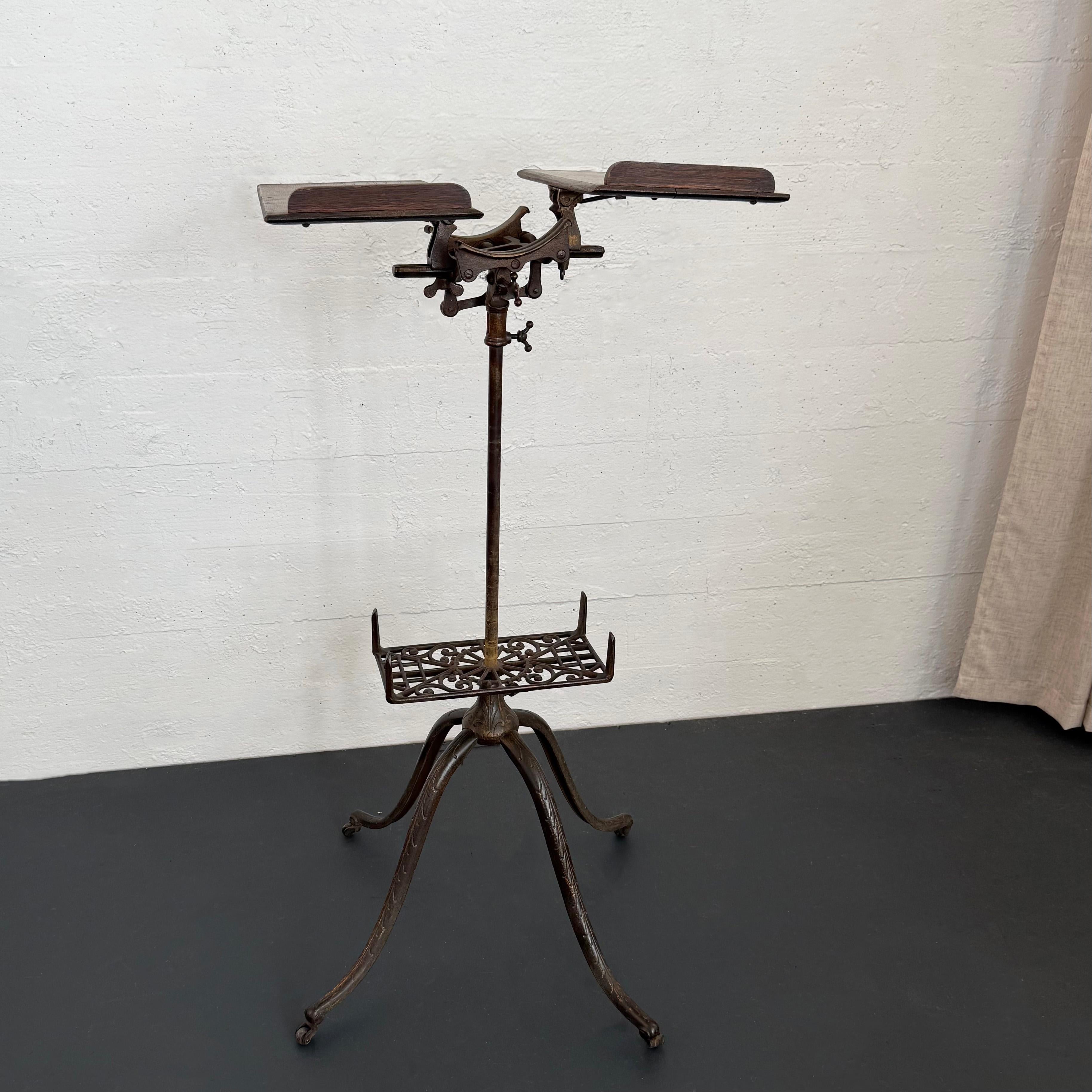 Américain Ancien support de dictionnaire biblique en fonte et en chêne en vente