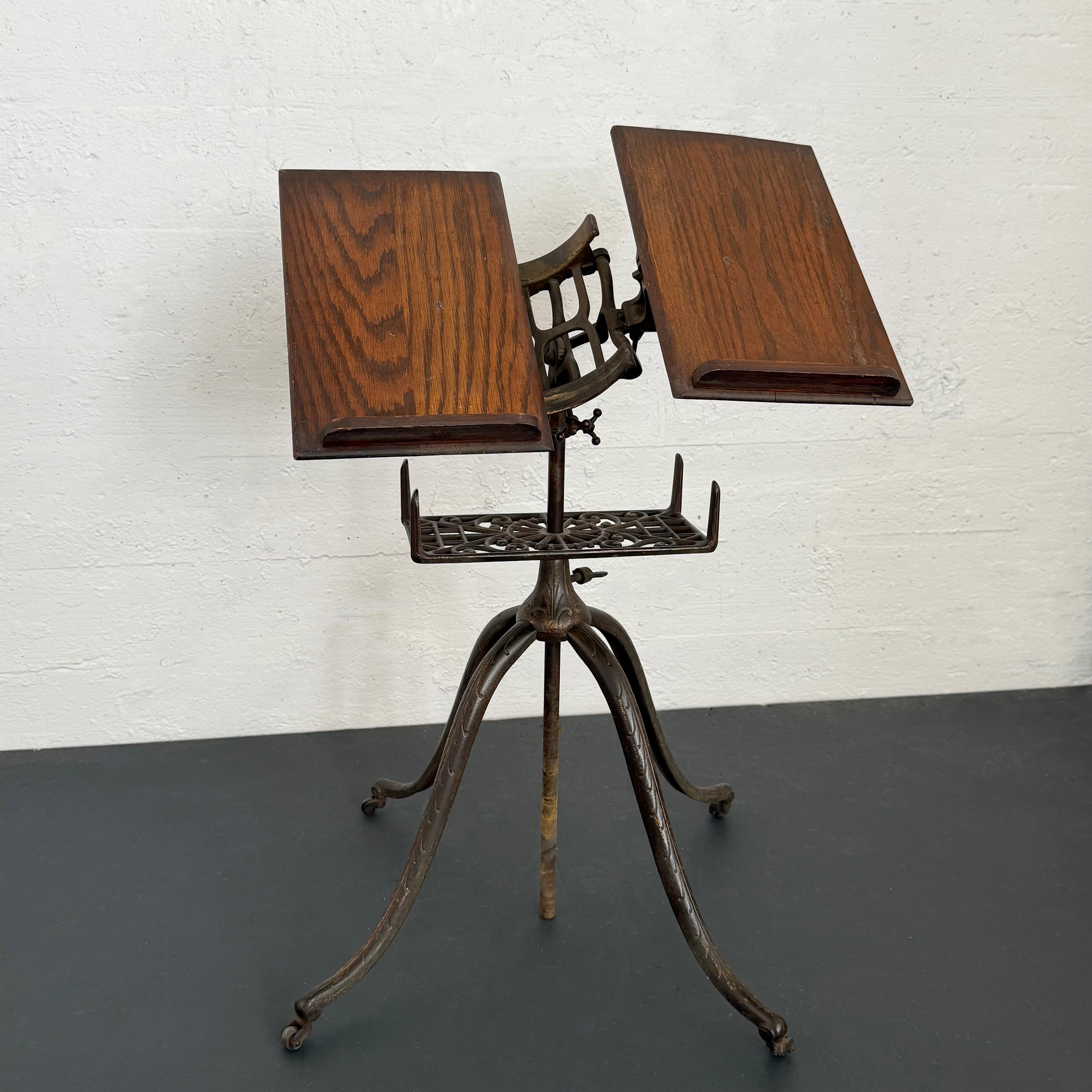 Moulage Ancien support de dictionnaire biblique en fonte et en chêne en vente