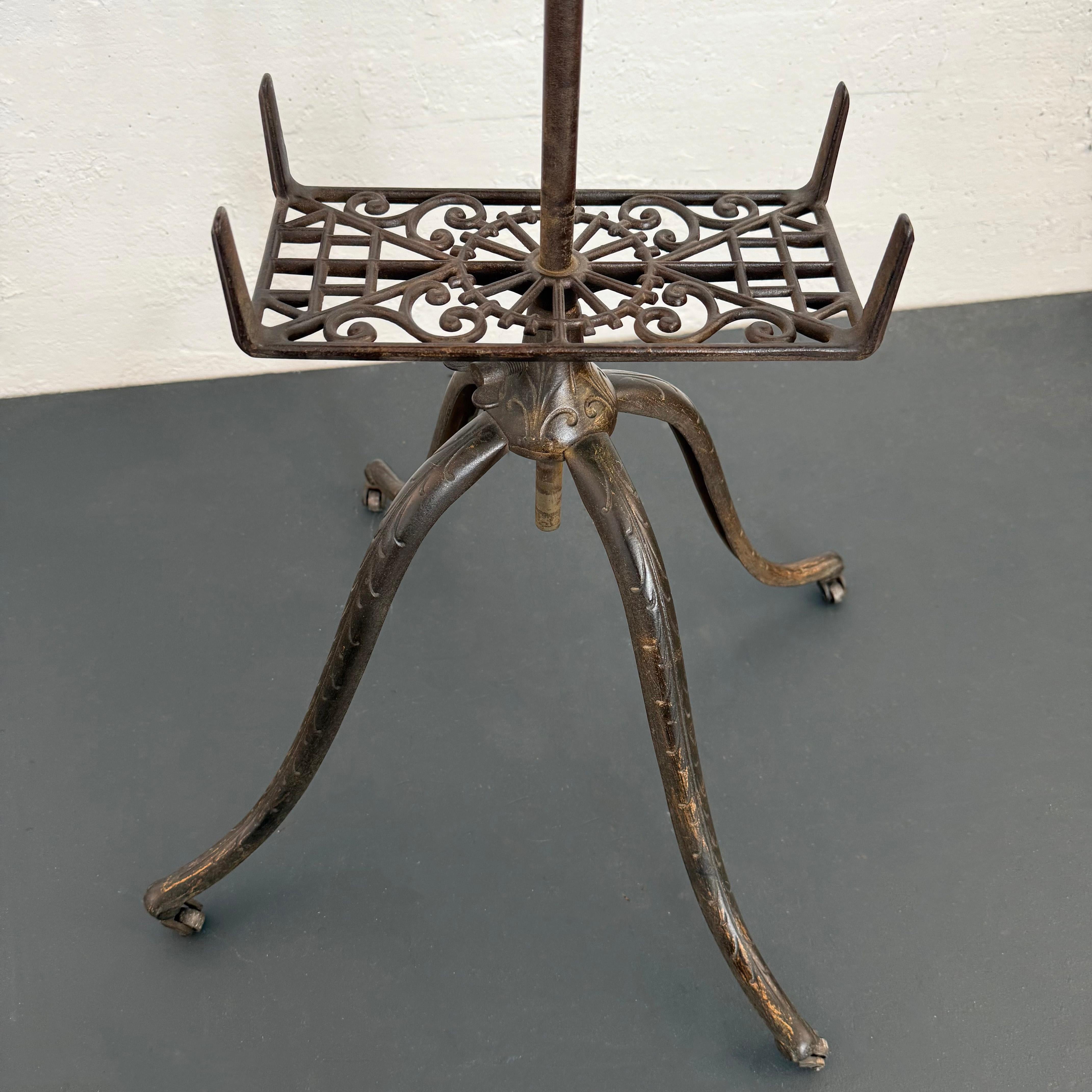 Ancien support de dictionnaire biblique en fonte et en chêne Bon état - En vente à Brooklyn, NY