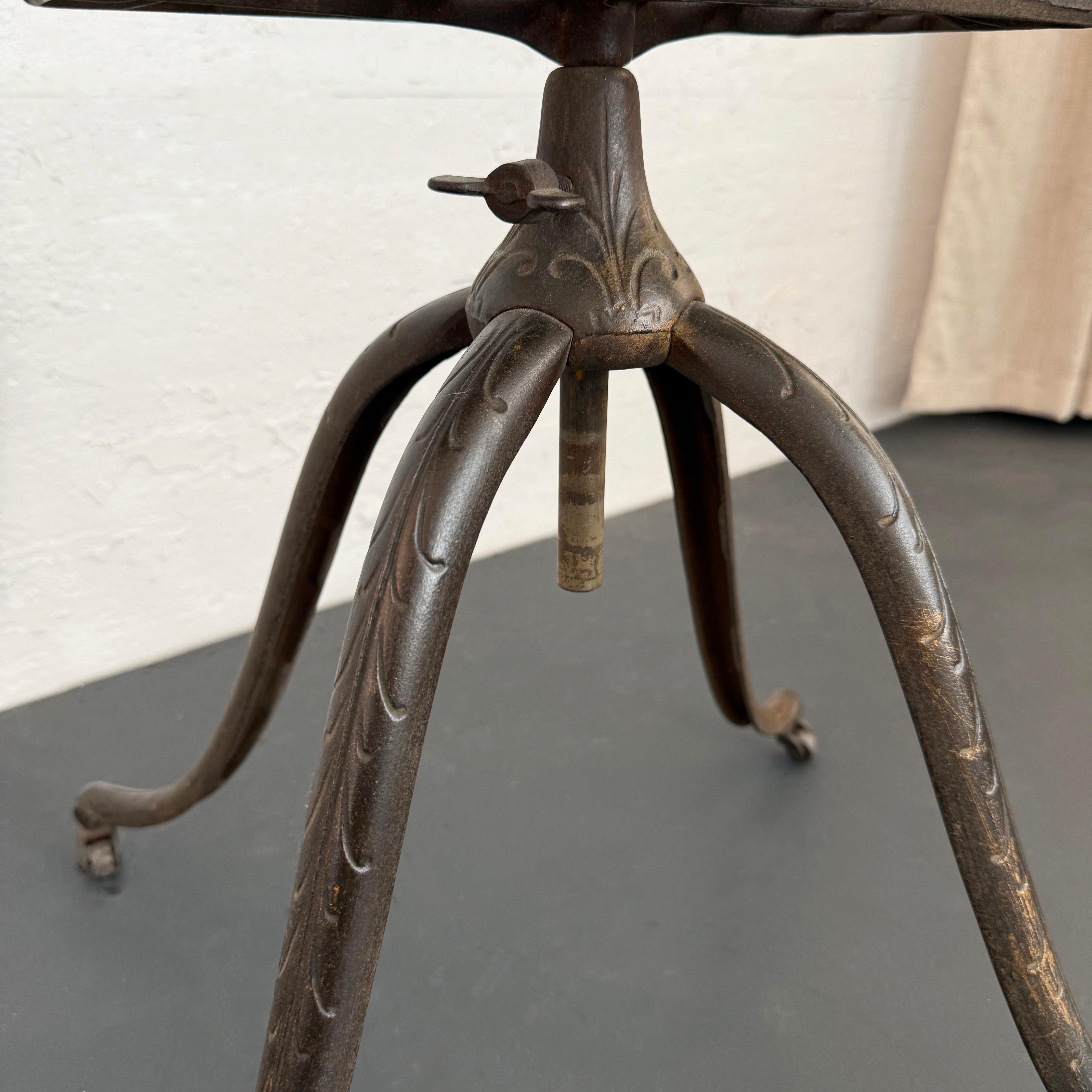 XIXe siècle Ancien support de dictionnaire biblique en fonte et en chêne en vente