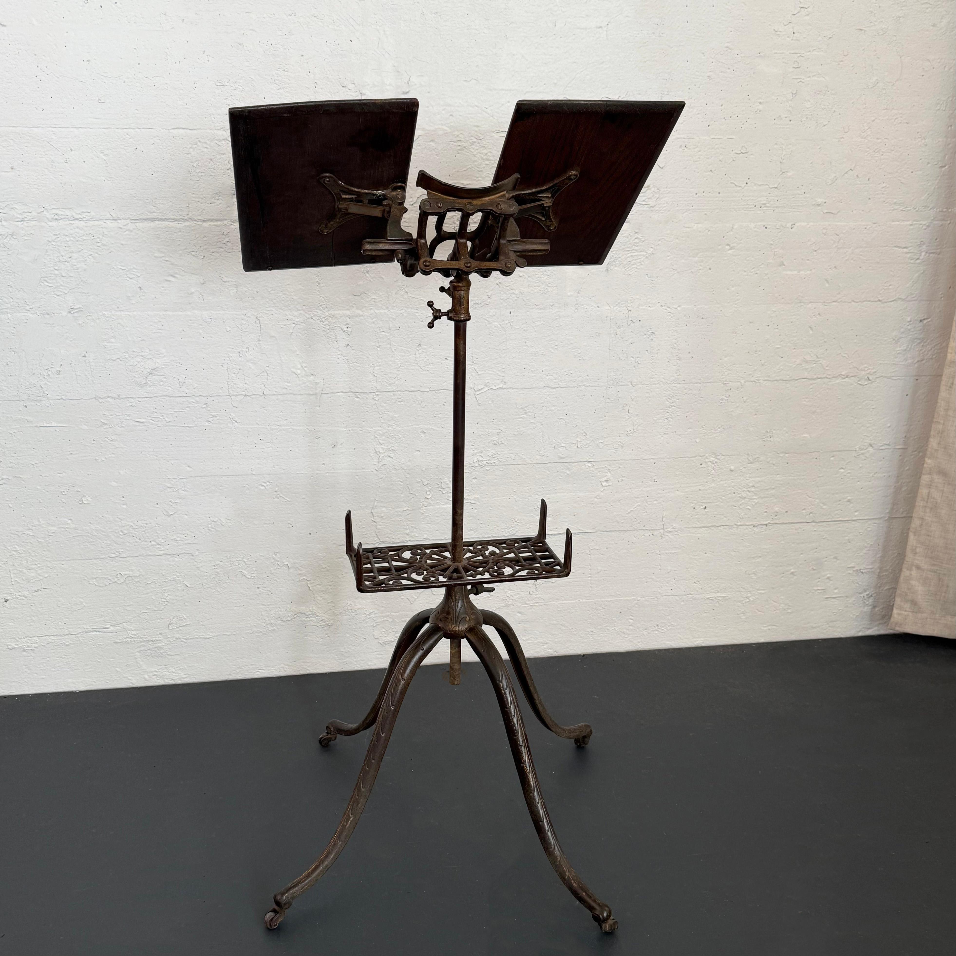 Fer Ancien support de dictionnaire biblique en fonte et en chêne en vente